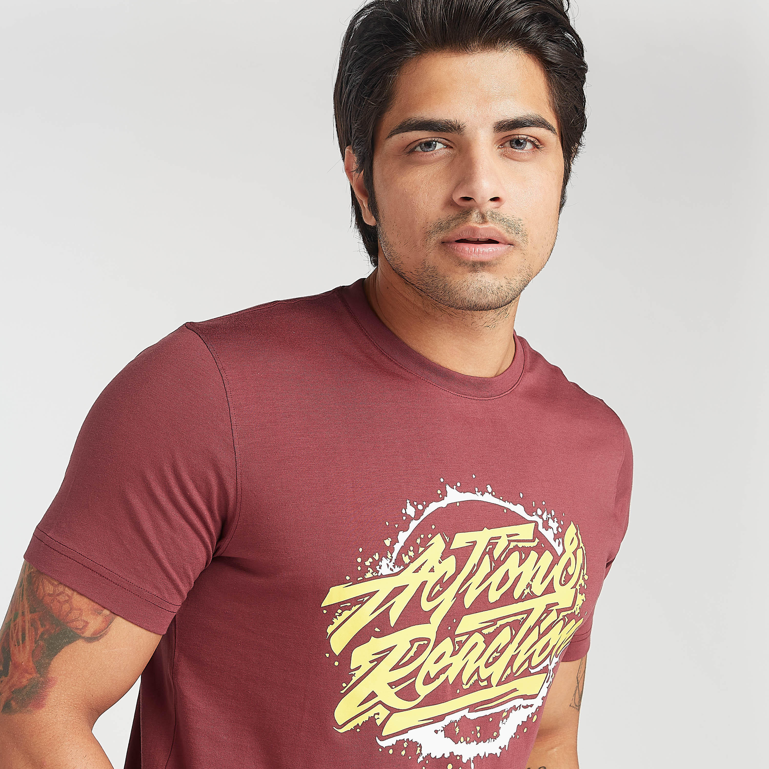 تيشيرت بياقة ضيقة وأكمام قصيرة وطبعات-men-clothing-tshirtsandpolos-tshirts-image-2