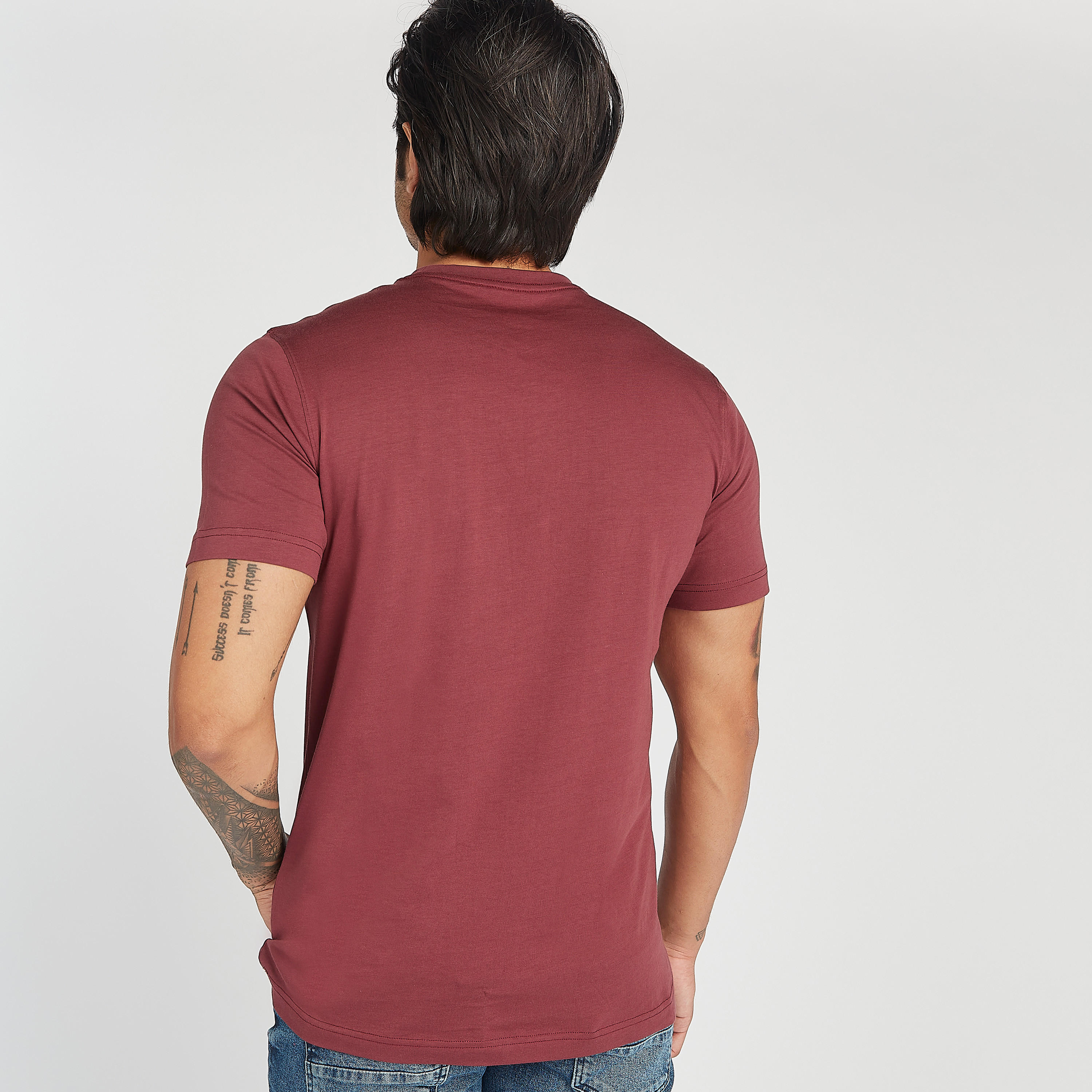 تيشيرت بياقة ضيقة وأكمام قصيرة وطبعات-men-clothing-tshirtsandpolos-tshirts-image-1