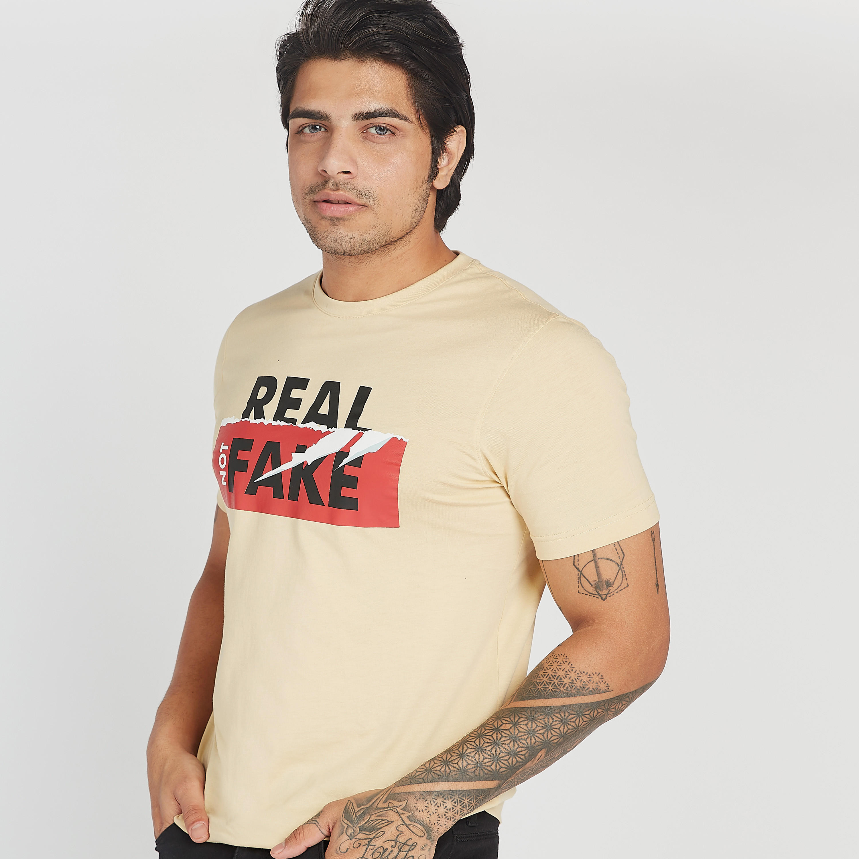 تيشيرت بياقة ضيّقة وأكمام قصيرة وطبعات-men-clothing-tshirtsandpolos-tshirts-image-1