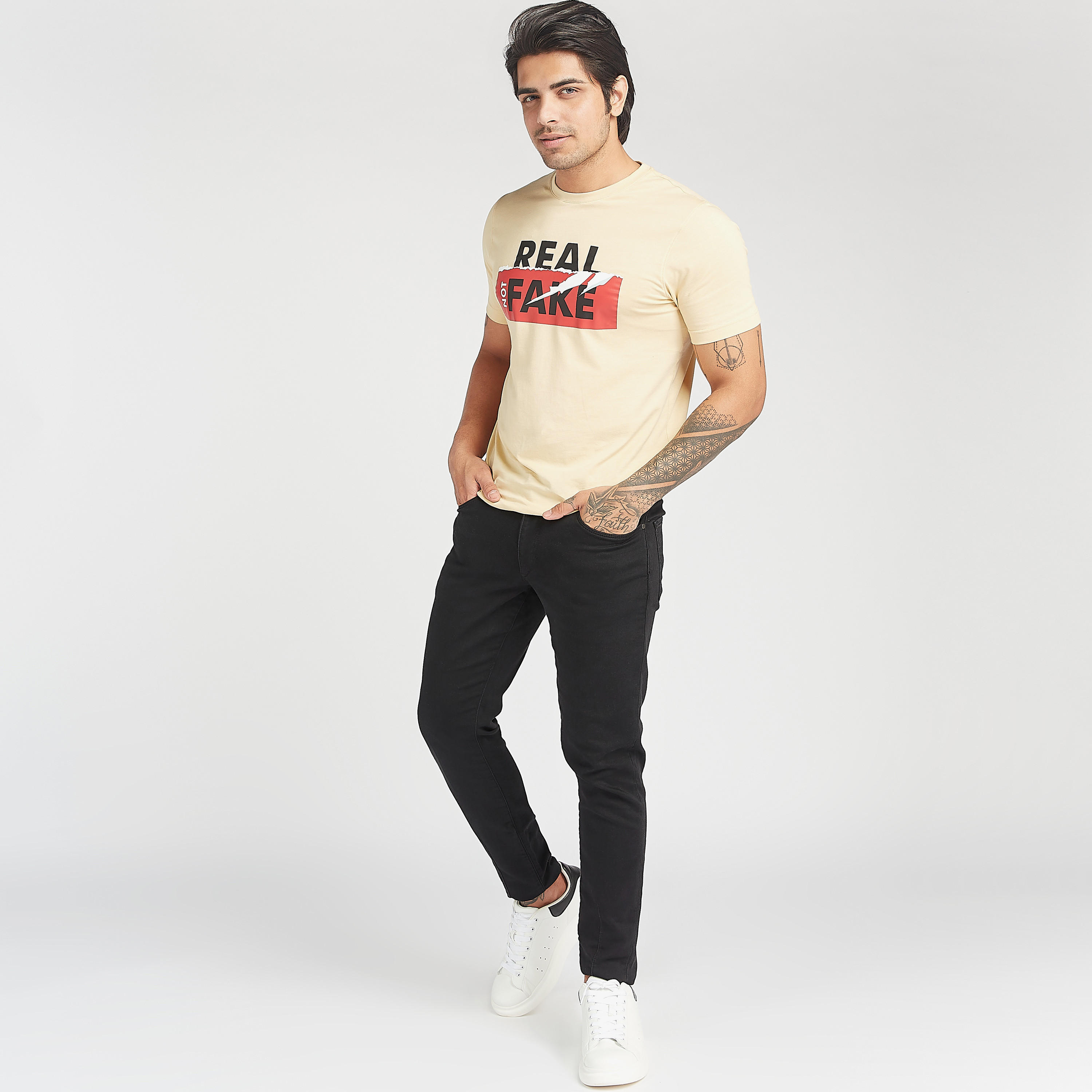 تيشيرت بياقة ضيّقة وأكمام قصيرة وطبعات-men-clothing-tshirtsandpolos-tshirts-image-2