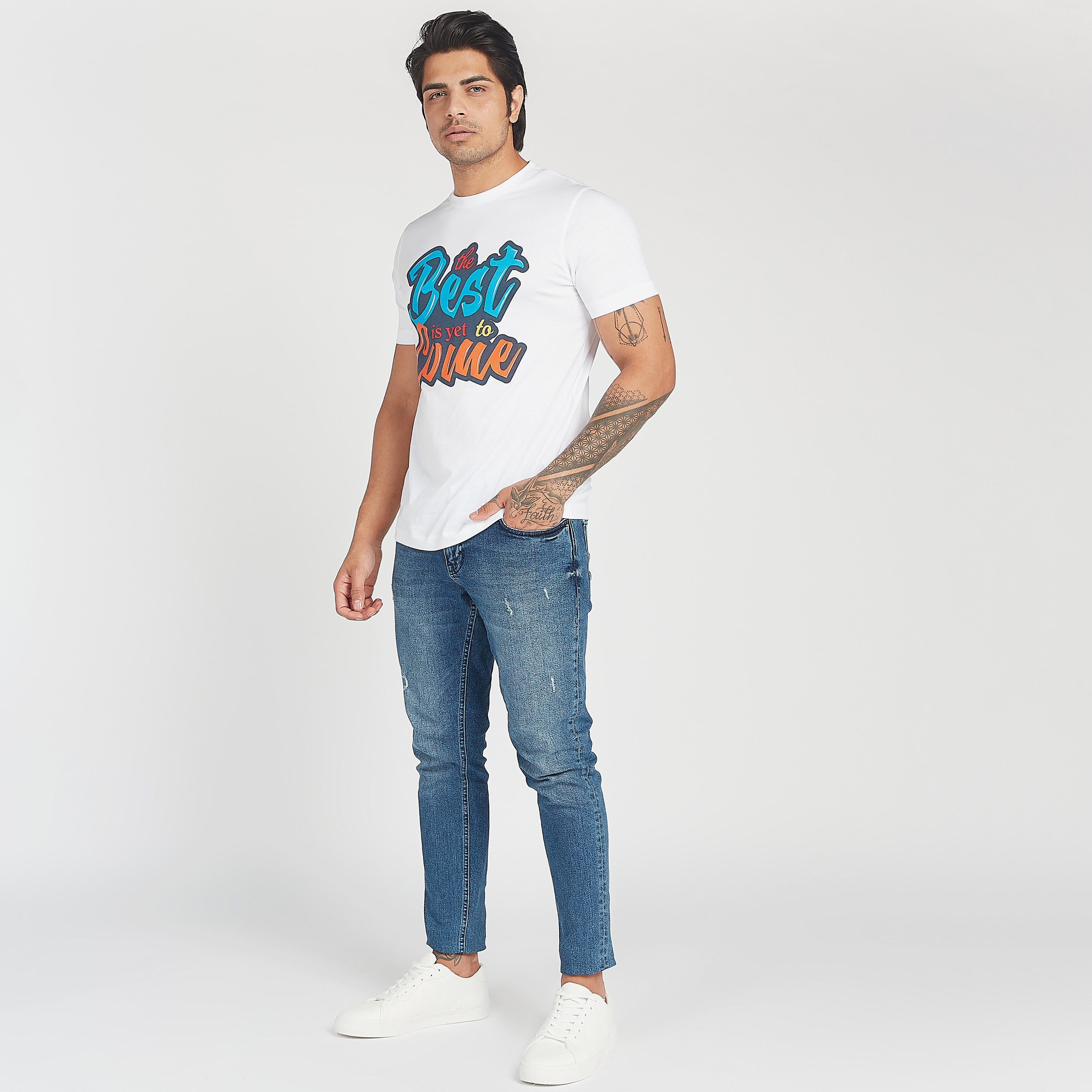 تيشيرت بياقة ضيّقة وأكمام قصيرة وطبعات-men-clothing-tshirtsandpolos-tshirts-image-3