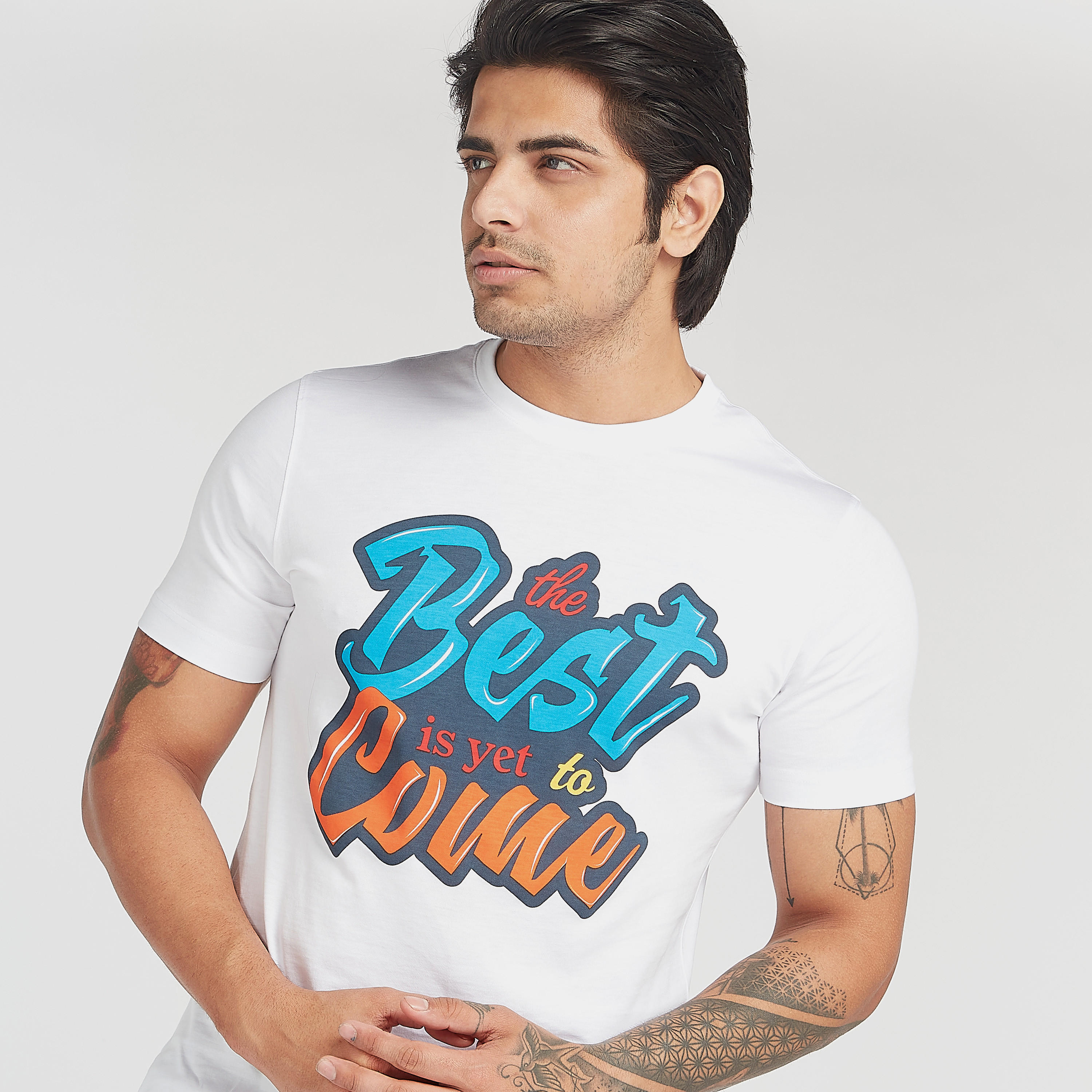 تيشيرت بياقة ضيّقة وأكمام قصيرة وطبعات-men-clothing-tshirtsandpolos-tshirts-image-2