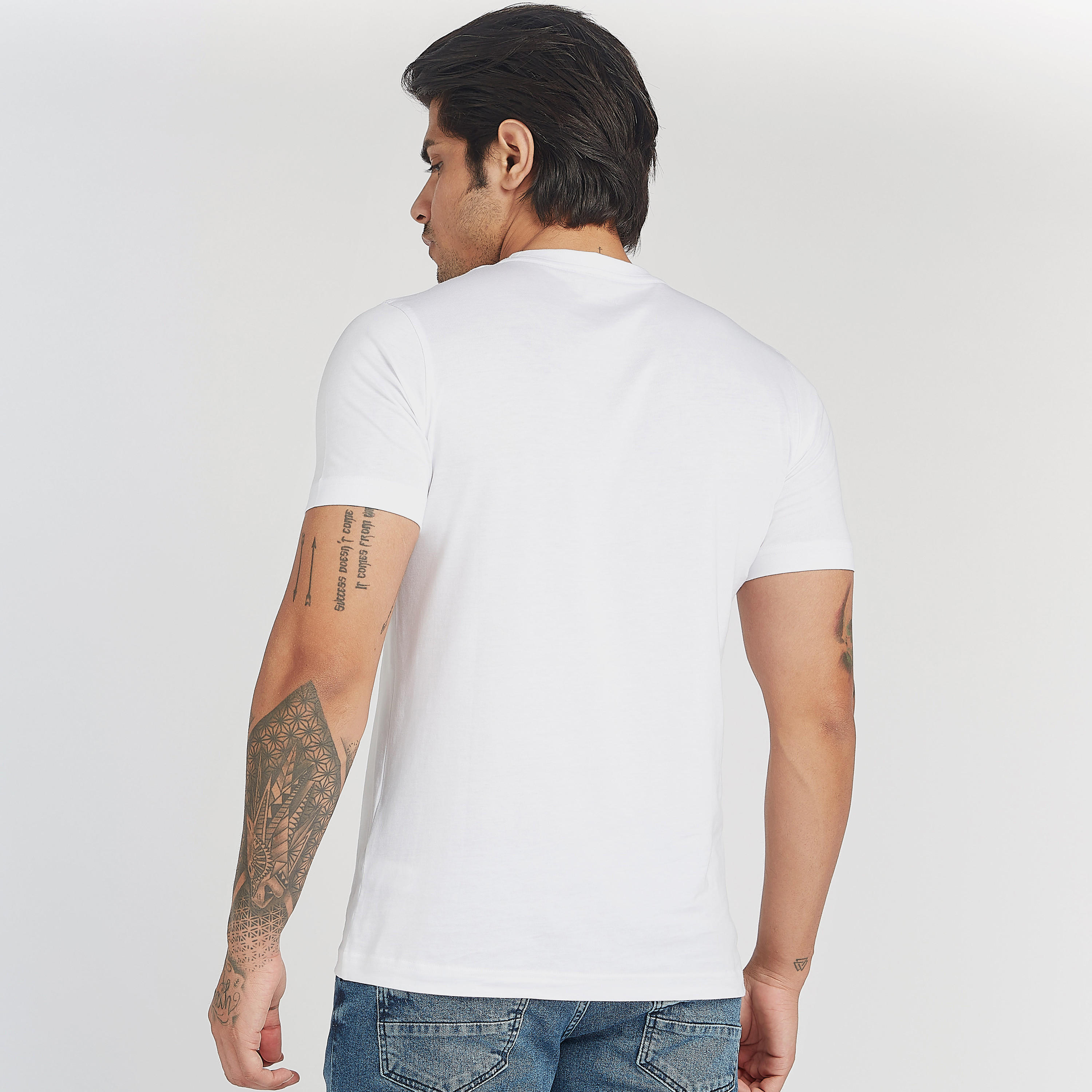 تيشيرت بياقة ضيّقة وأكمام قصيرة وطبعات-men-clothing-tshirtsandpolos-tshirts-image-1