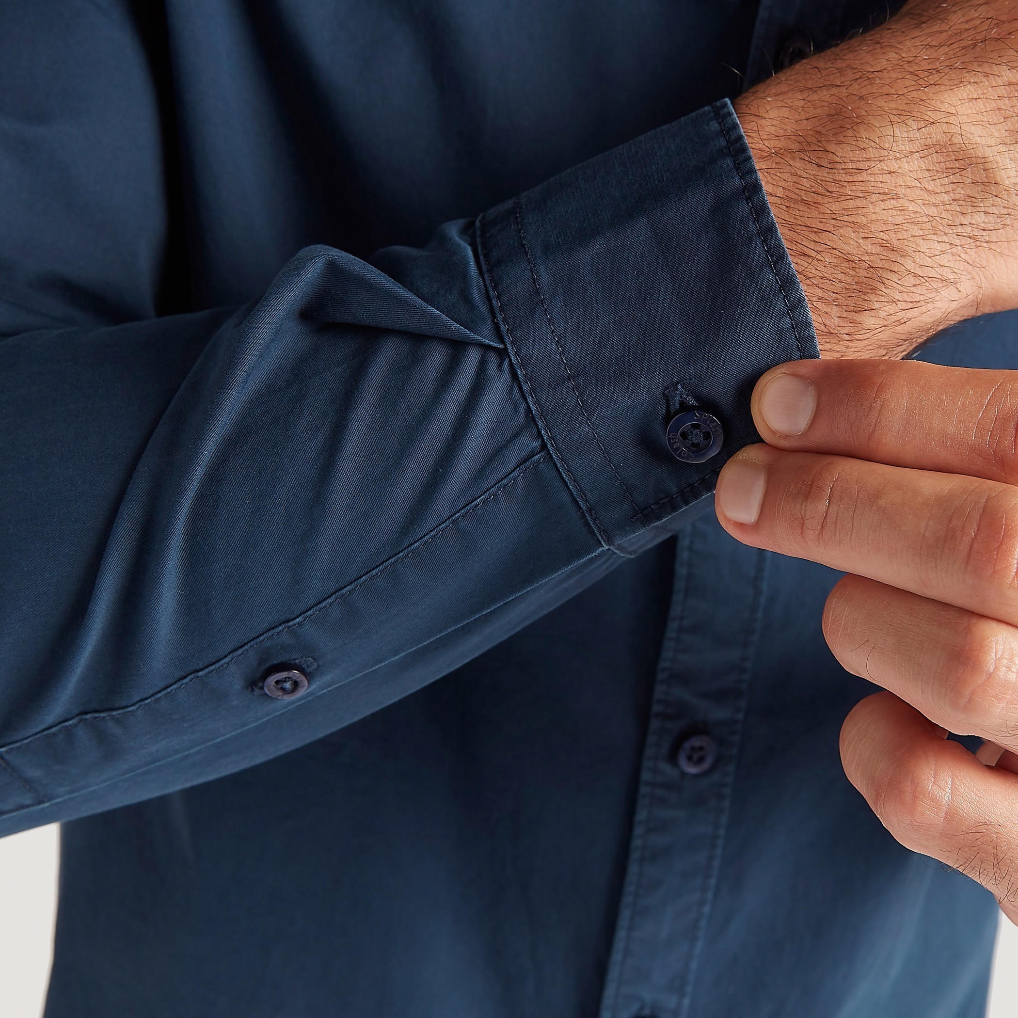 قميص سادة بأكمام طويلة وزر سفلي-men-clothing-shirts-image-1