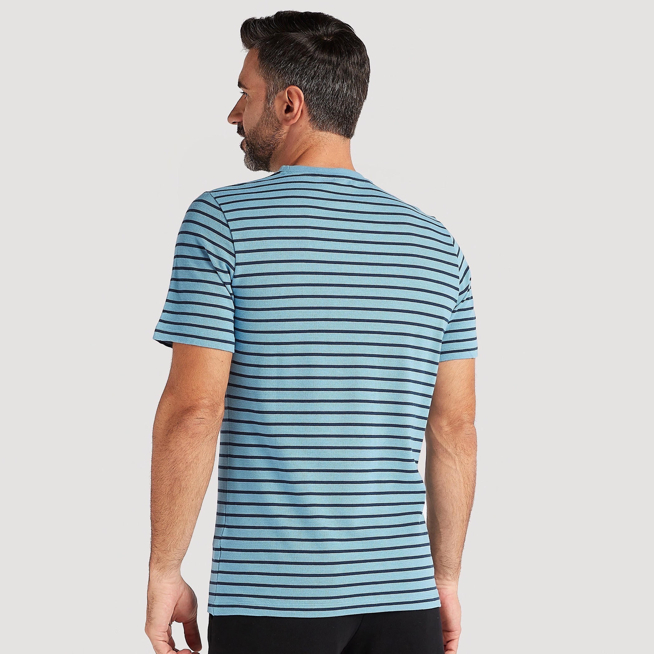 تيشيرت مخطّط بياقة ضيّقة وأكمام قصيرة-men-clothing-tshirtsandpolos-tshirts-image-2