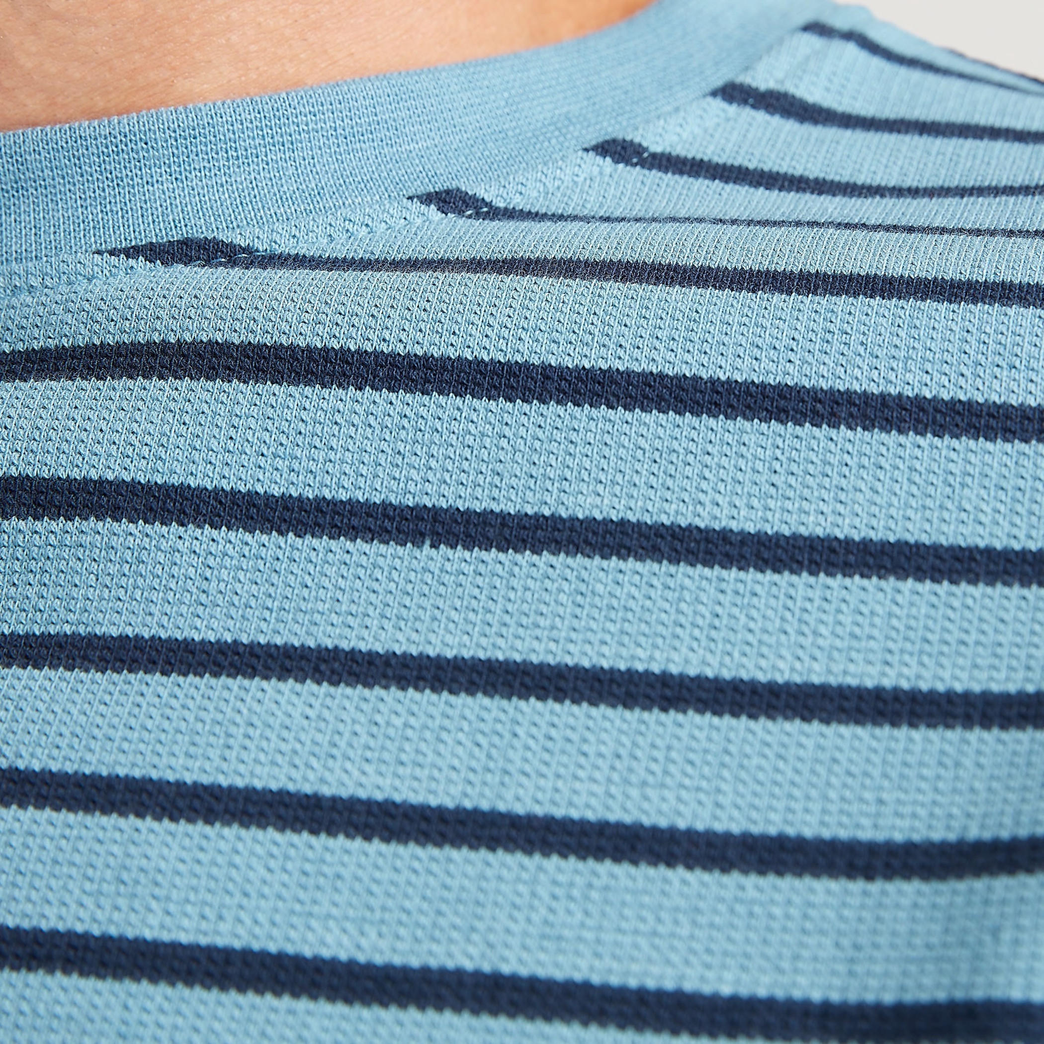 تيشيرت مخطّط بياقة ضيّقة وأكمام قصيرة-men-clothing-tshirtsandpolos-tshirts-image-1