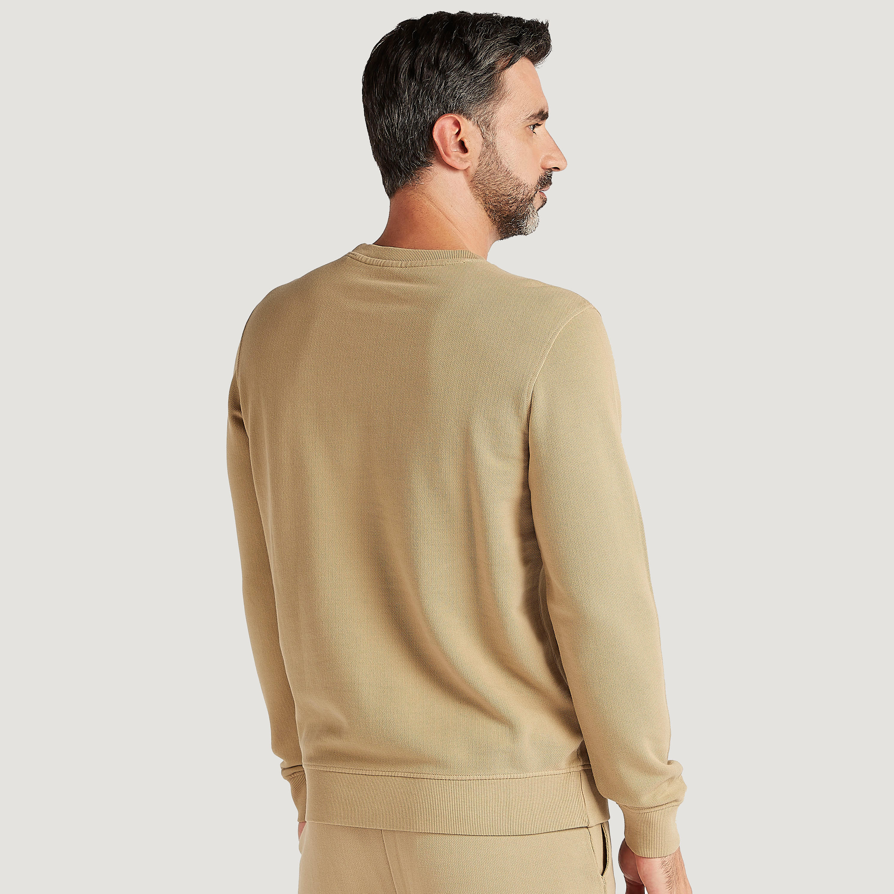 سويت شيرت سادة بياقة ضيّقة وأكمام طويلة-men-winterwear-hoodiesandsweatshirts-image-1