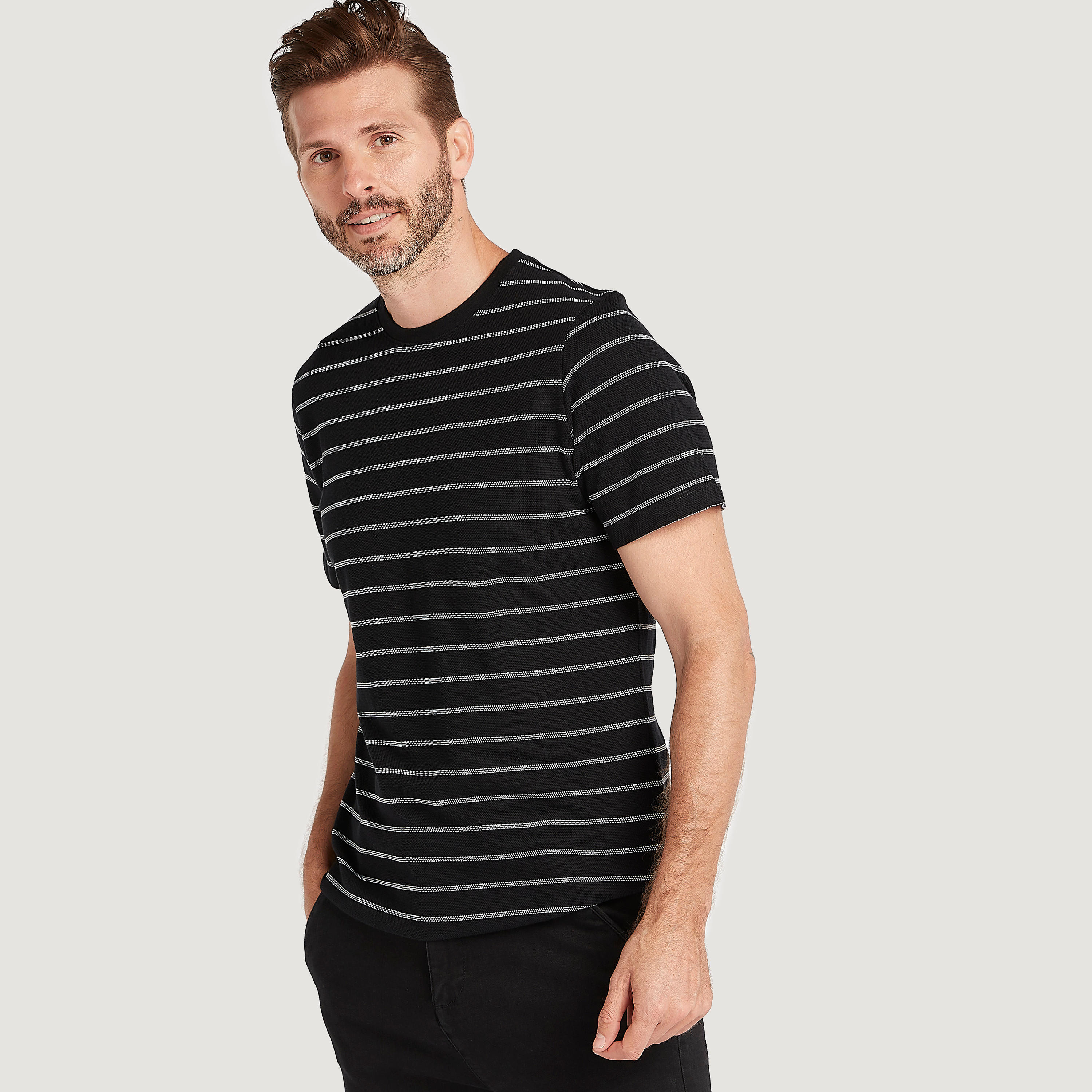 تيشيرت مخطّط بياقة ضيّقة وأكمام قصيرة-men-clothing-tshirtsandpolos-tshirts-image-1
