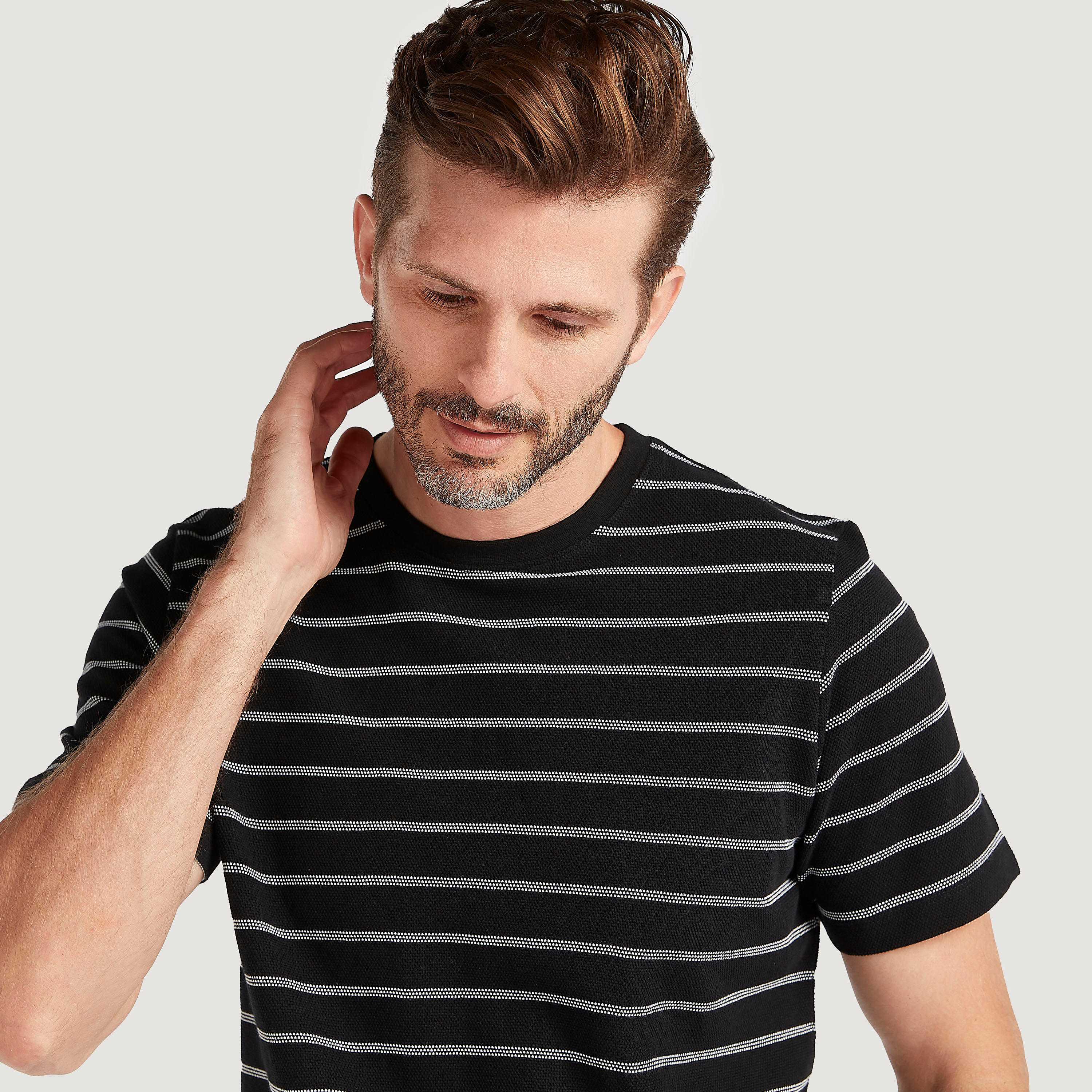 تيشيرت مخطّط بياقة ضيّقة وأكمام قصيرة-men-clothing-tshirtsandpolos-tshirts-image-3