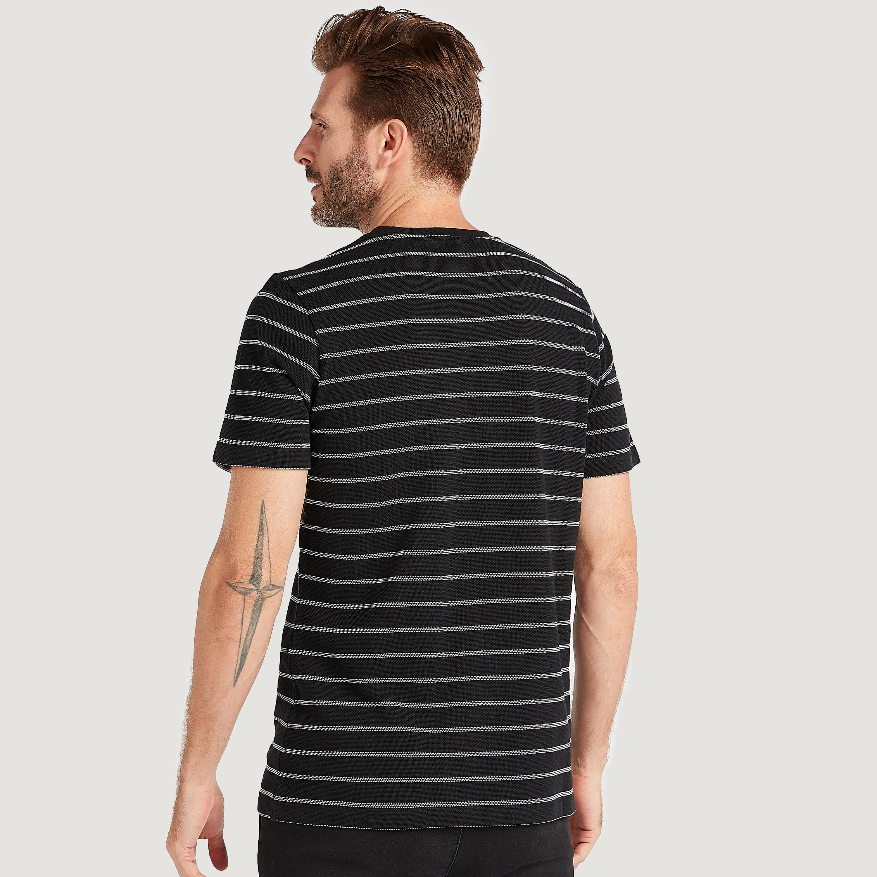 تيشيرت مخطّط بياقة ضيّقة وأكمام قصيرة-men-clothing-tshirtsandpolos-tshirts-image-4