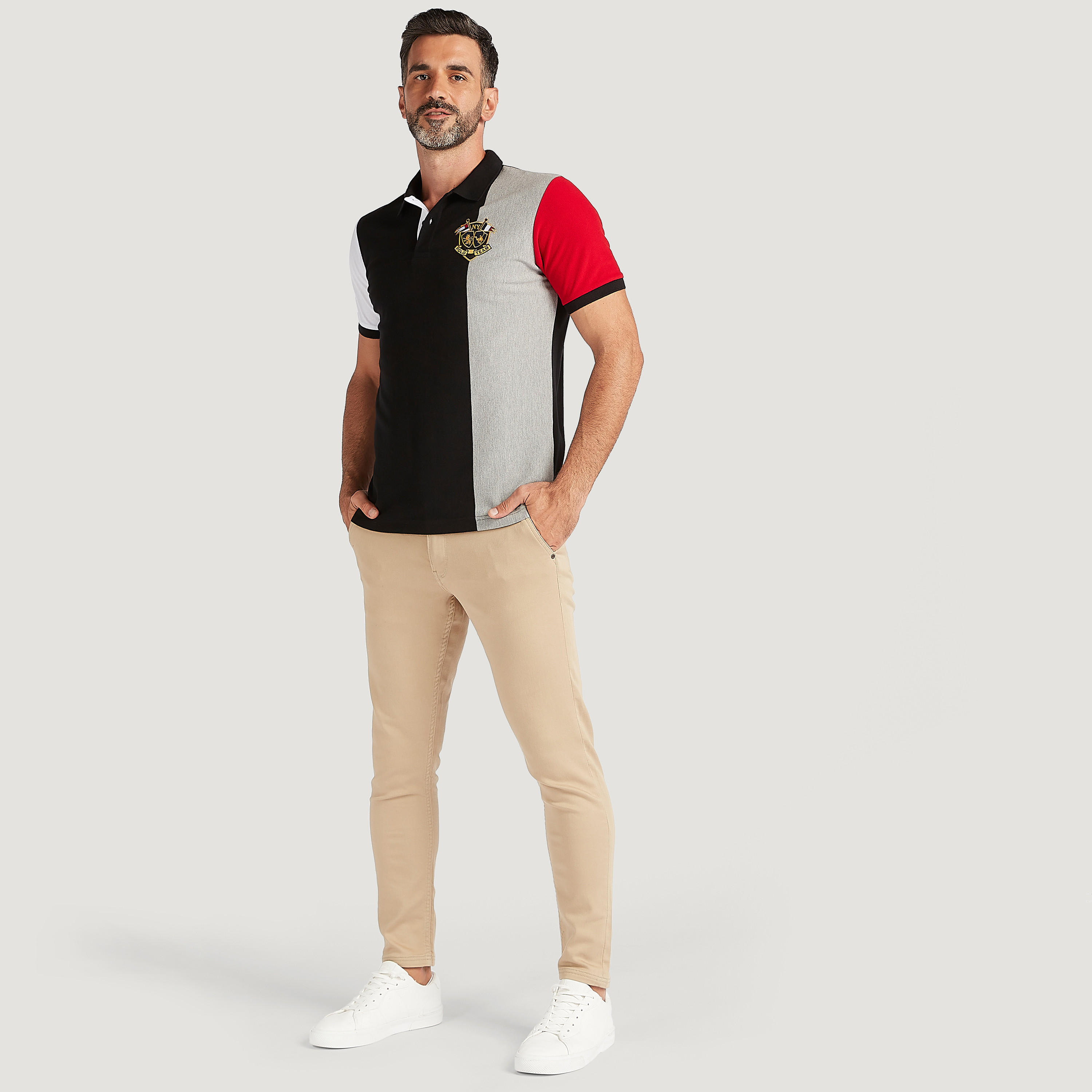تيشيرت مطرّز بياقة عاديّة وأكمام قصيرة-men-clothing-tshirtsandpolos-polos-image-2