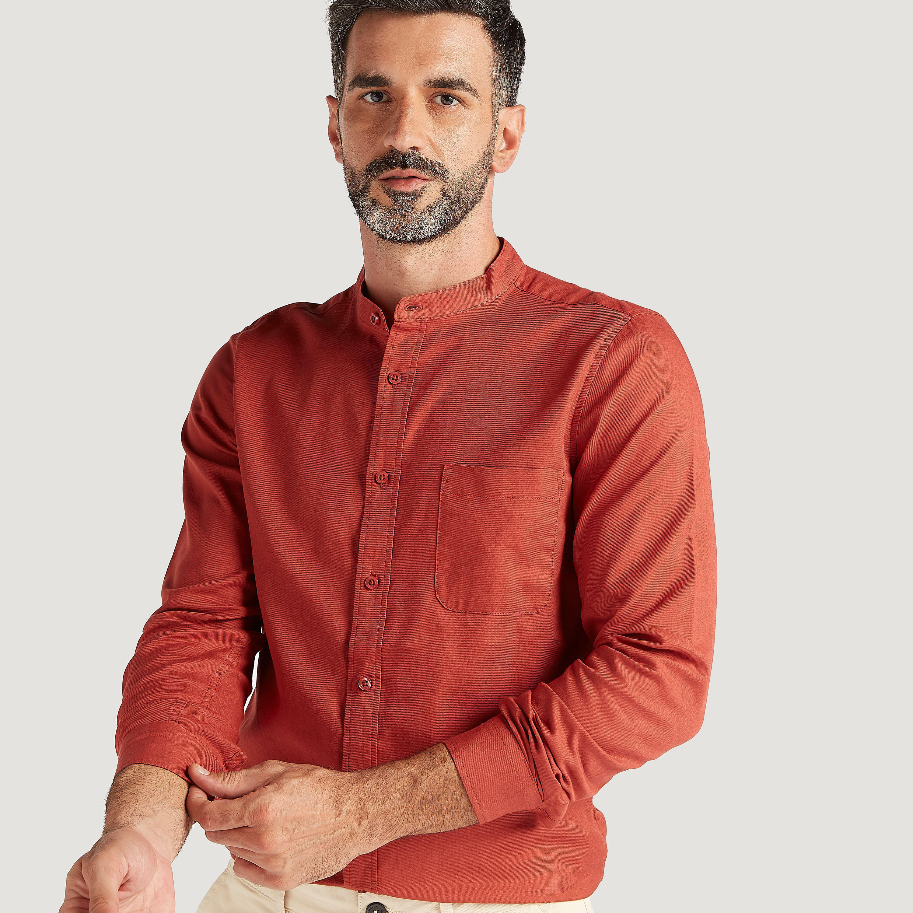 قميص سادة بياقة ماندارين وأكمام طويلة-men-clothing-shirts-image-5