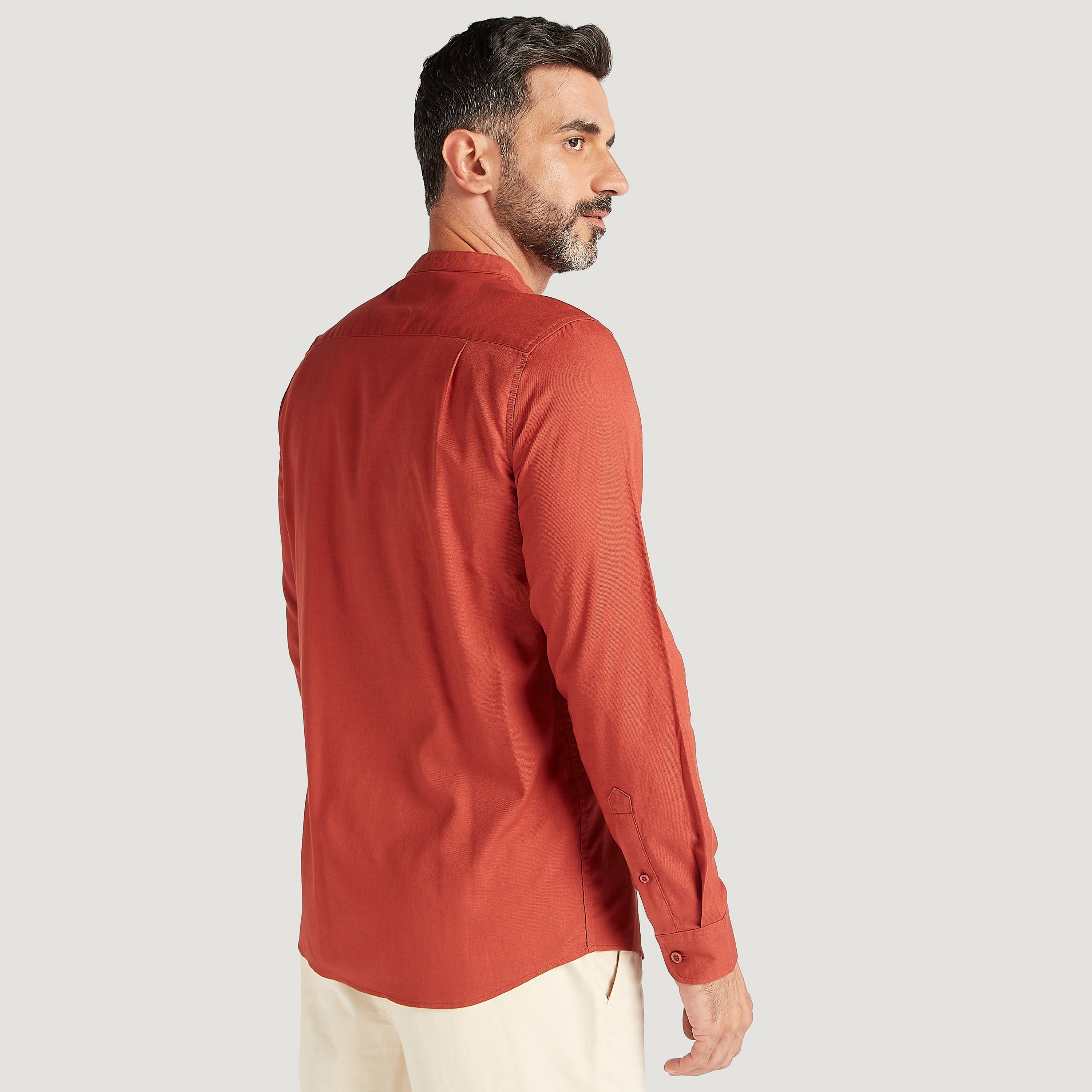 قميص سادة بياقة ماندارين وأكمام طويلة-men-clothing-shirts-image-2