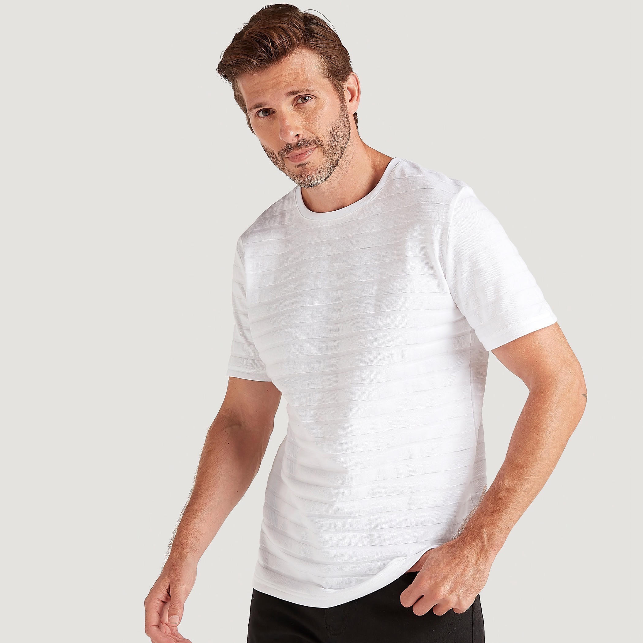 تيشيرت مخطّط بارز الملمس بياقة ضيّقة وأكمام قصيرة-men-clothing-tshirtsandpolos-tshirts-image-1