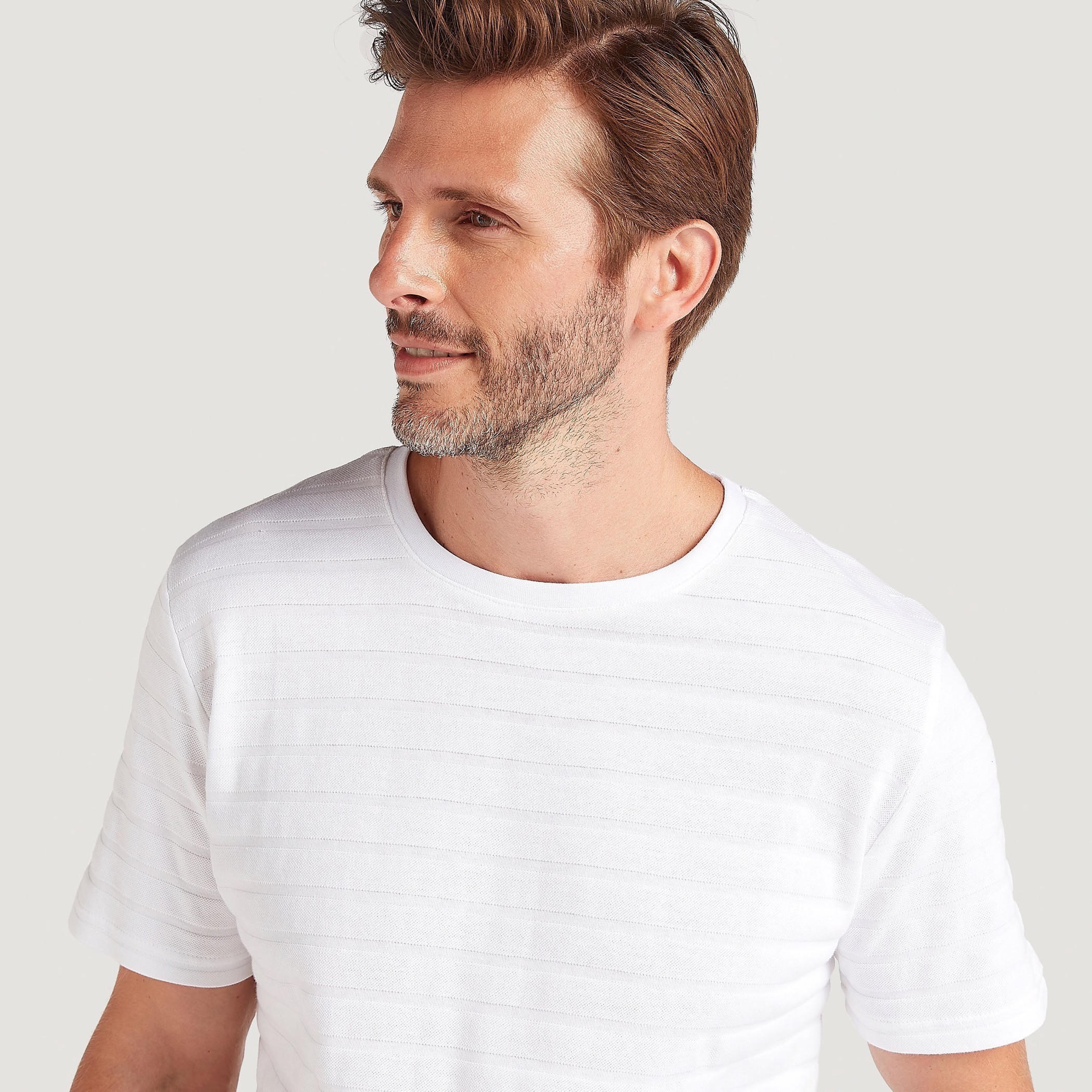 تيشيرت مخطّط بارز الملمس بياقة ضيّقة وأكمام قصيرة-men-clothing-tshirtsandpolos-tshirts-image-3