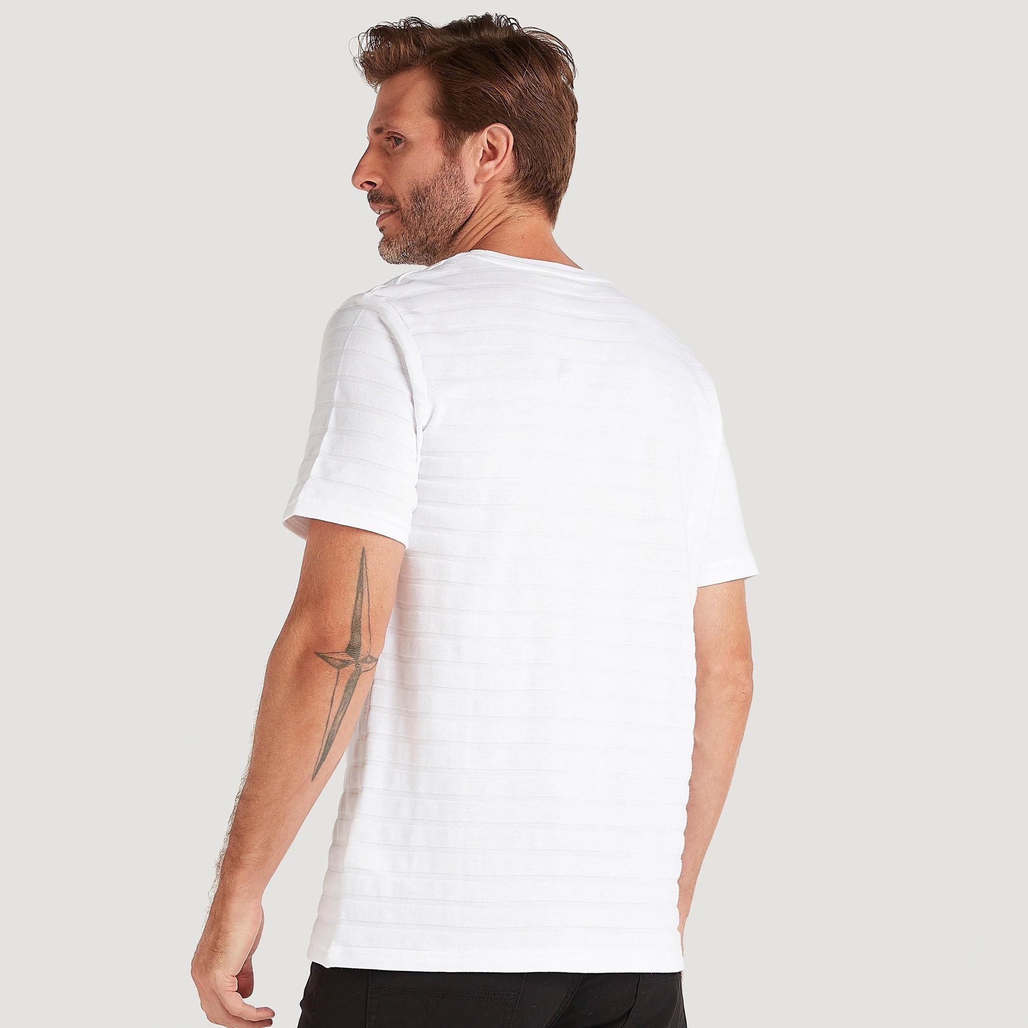 تيشيرت مخطّط بارز الملمس بياقة ضيّقة وأكمام قصيرة-men-clothing-tshirtsandpolos-tshirts-image-4