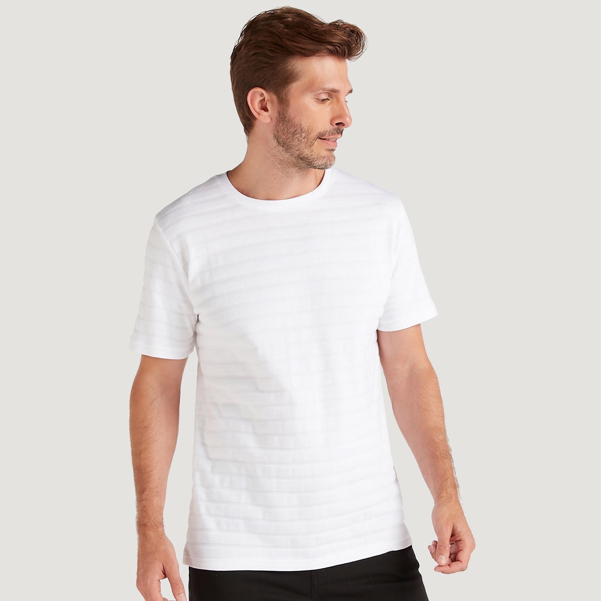 تيشيرت مخطّط بارز الملمس بياقة ضيّقة وأكمام قصيرة-men-clothing-tshirtsandpolos-tshirts-image-5