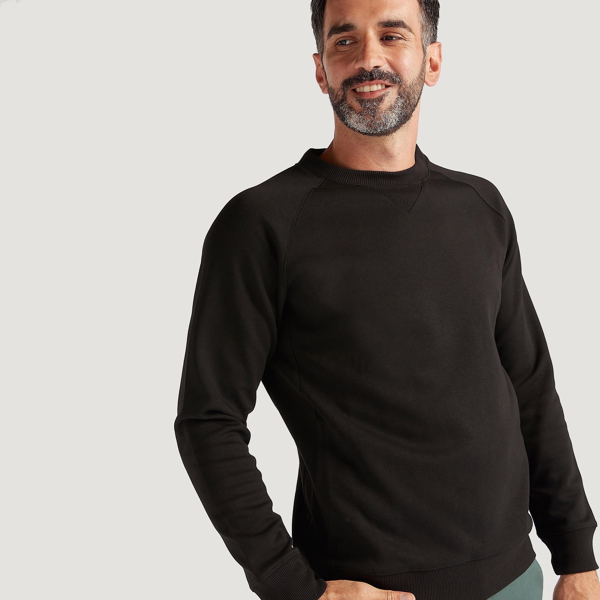 سويت شيرت سادة بياقة ضيّقة وأكمام طويلة-men-winterwear-hoodiesandsweatshirts-image-4