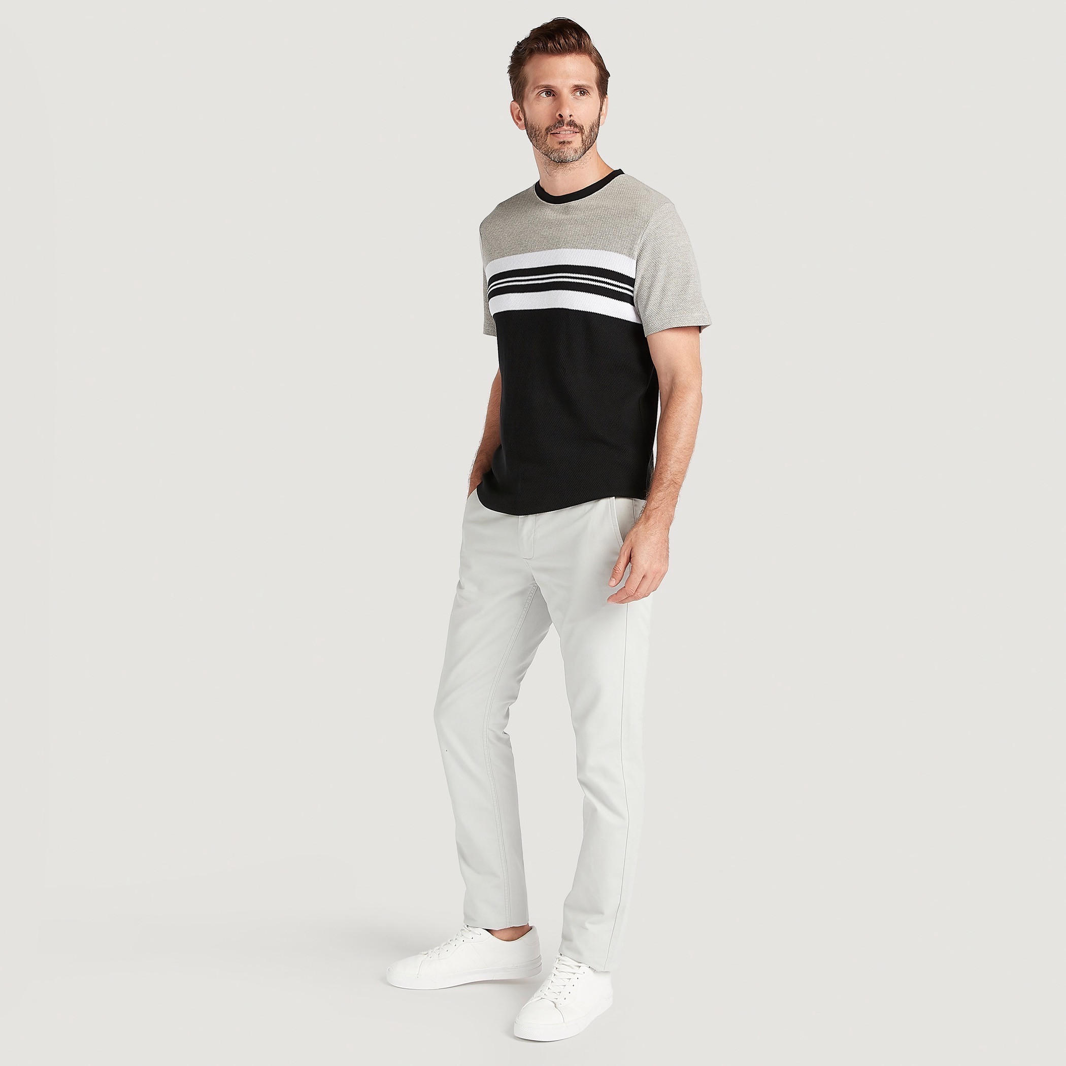 تيشيرت بياقة ضيّقة وأكمام قصيرة-men-clothing-tshirtsandpolos-tshirts-image-2