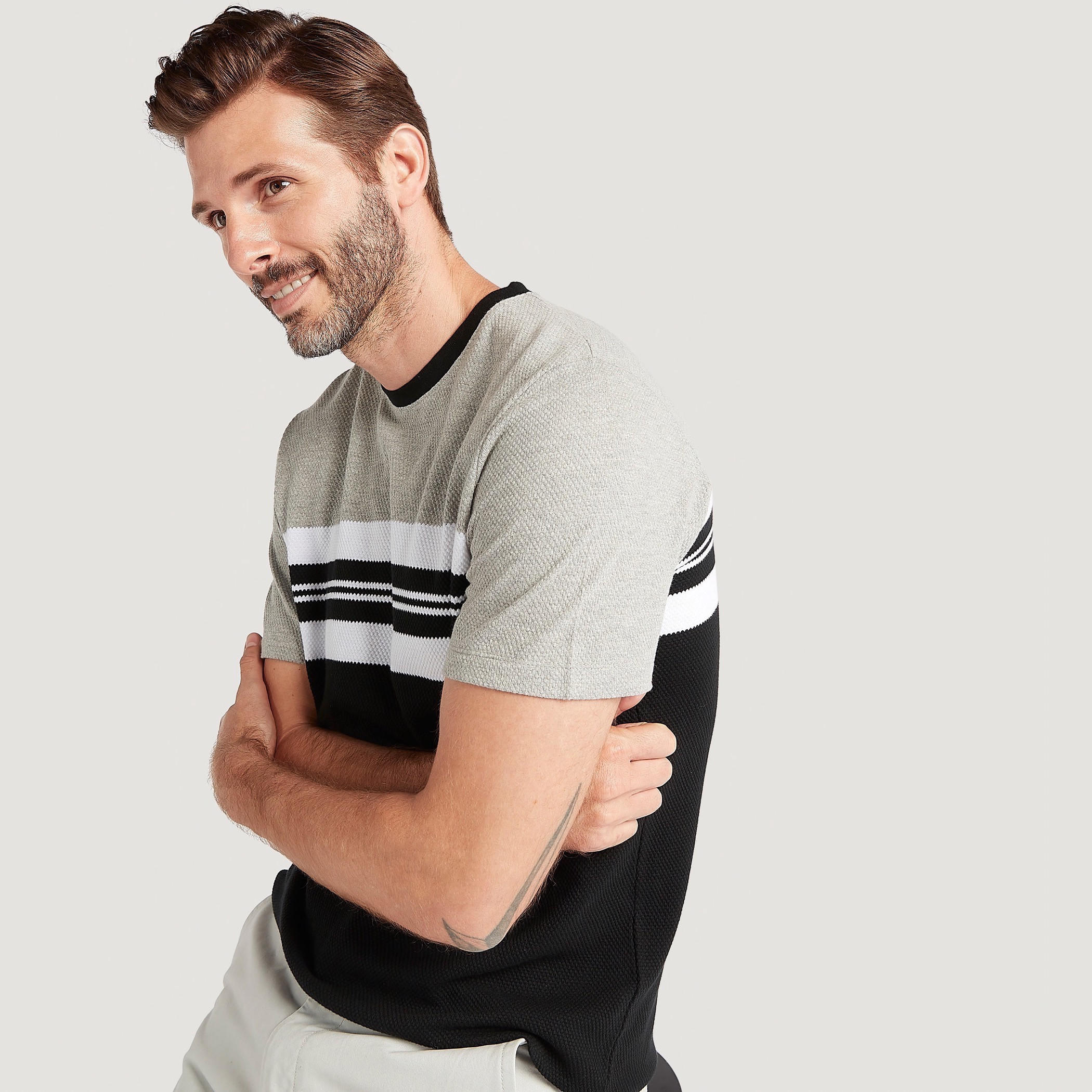 تيشيرت بياقة ضيّقة وأكمام قصيرة-men-clothing-tshirtsandpolos-tshirts-image-5