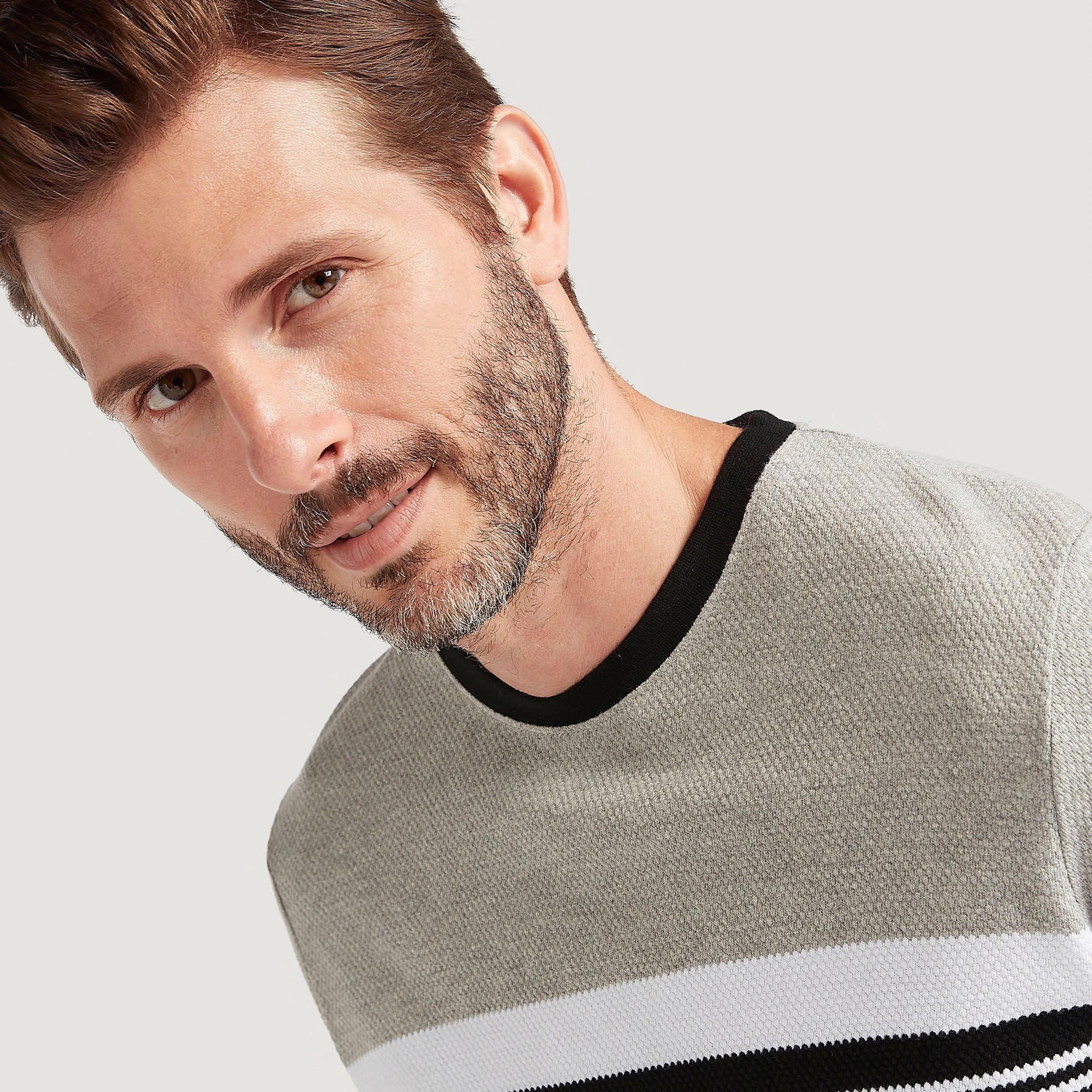 تيشيرت بياقة ضيّقة وأكمام قصيرة-men-clothing-tshirtsandpolos-tshirts-image-6
