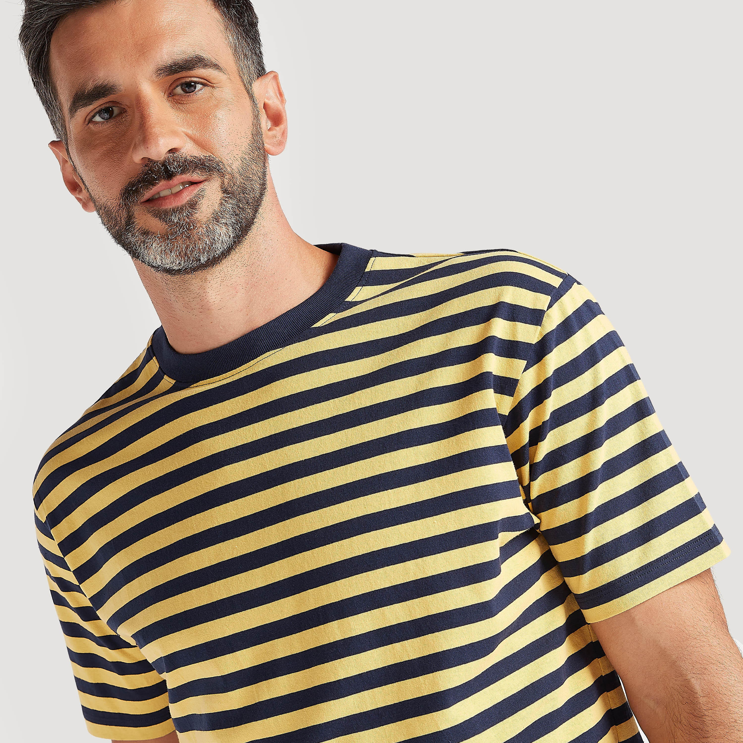 تيشيرت مخطّط بياقة ضيّقة وأكمام قصيرة-men-clothing-tshirtsandpolos-tshirts-image-3