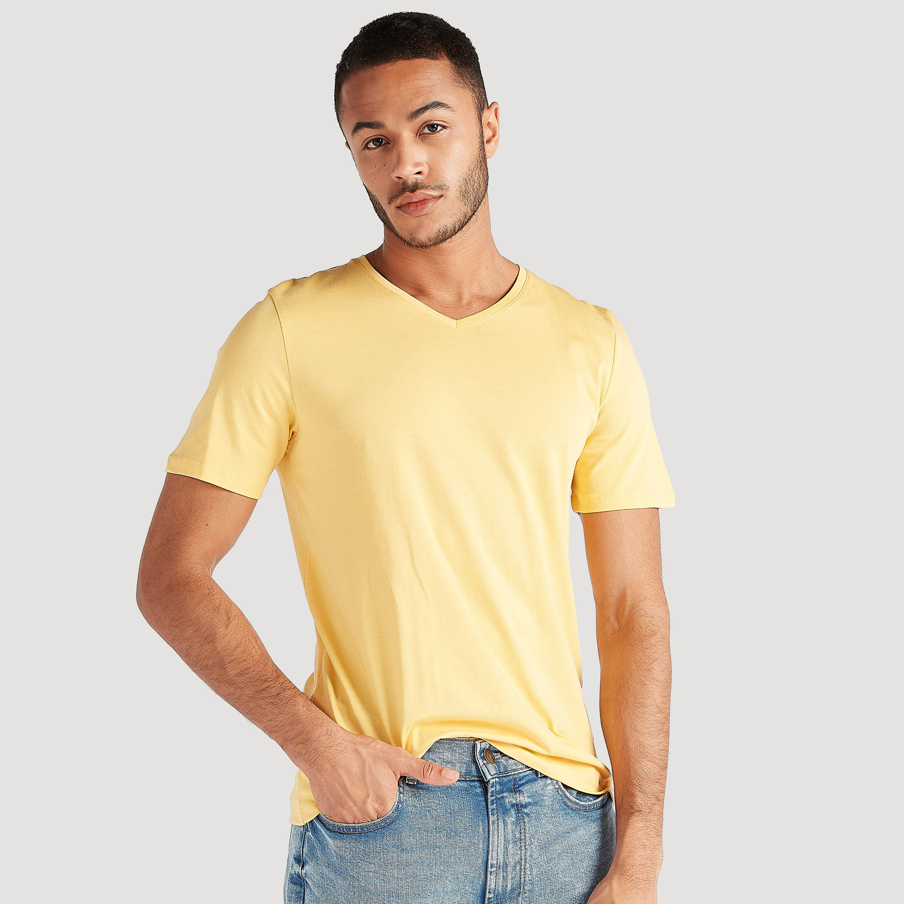 تيشيرت سادة بياقة v وأكمام قصيرة-men-clothing-tshirtsandpolos-tshirts-image-1