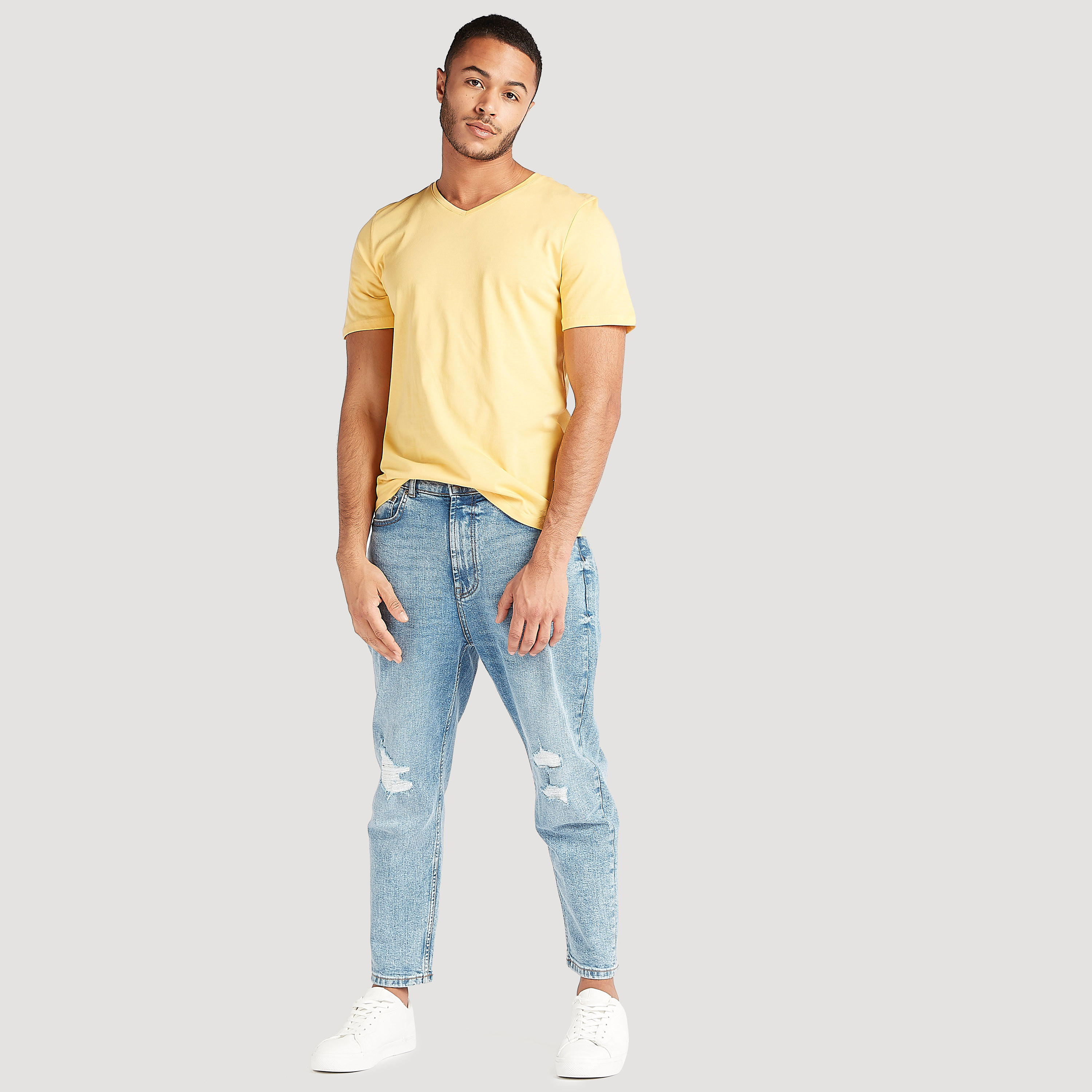 تيشيرت سادة بياقة v وأكمام قصيرة-men-clothing-tshirtsandpolos-tshirts-image-2