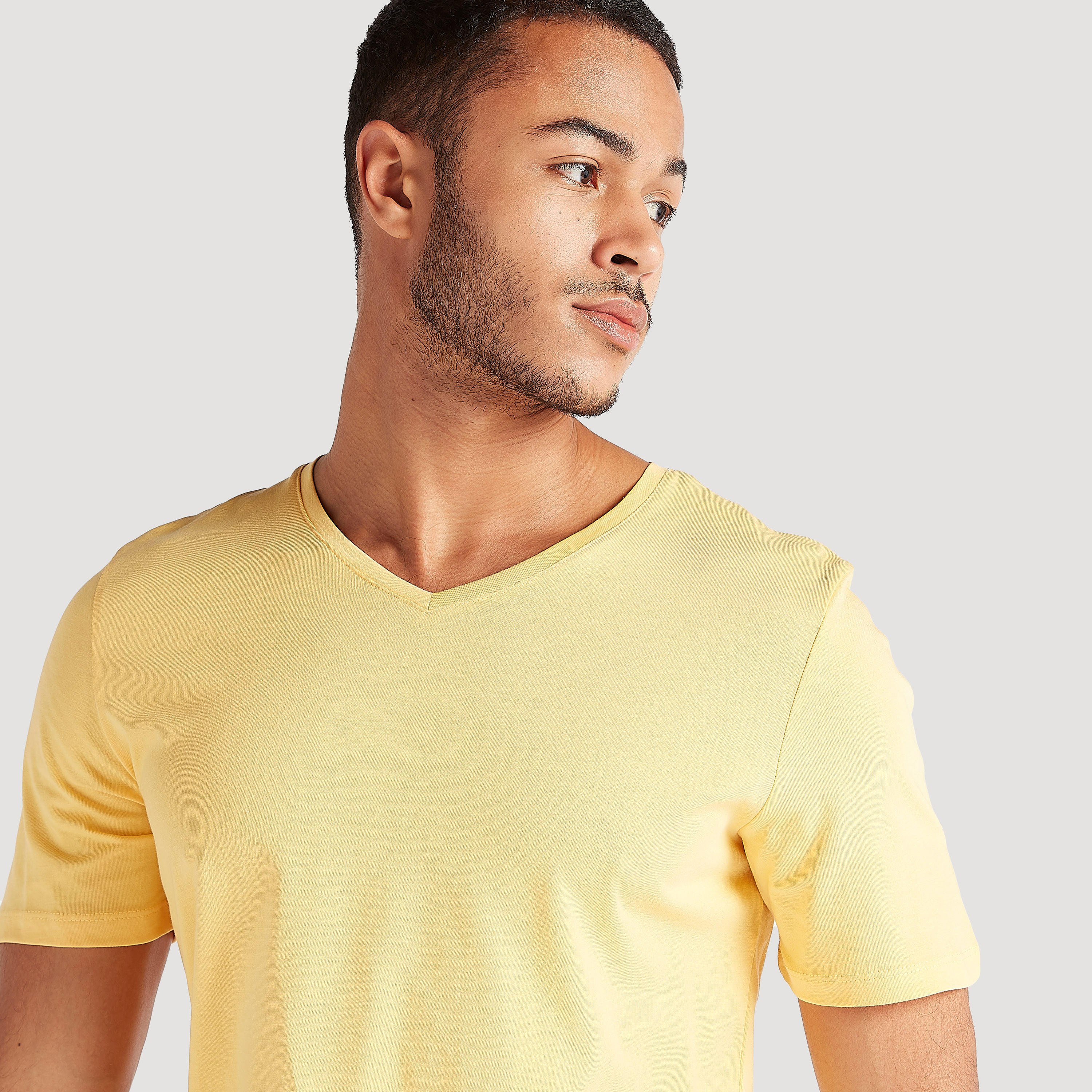 تيشيرت سادة بياقة v وأكمام قصيرة-men-clothing-tshirtsandpolos-tshirts-image-3