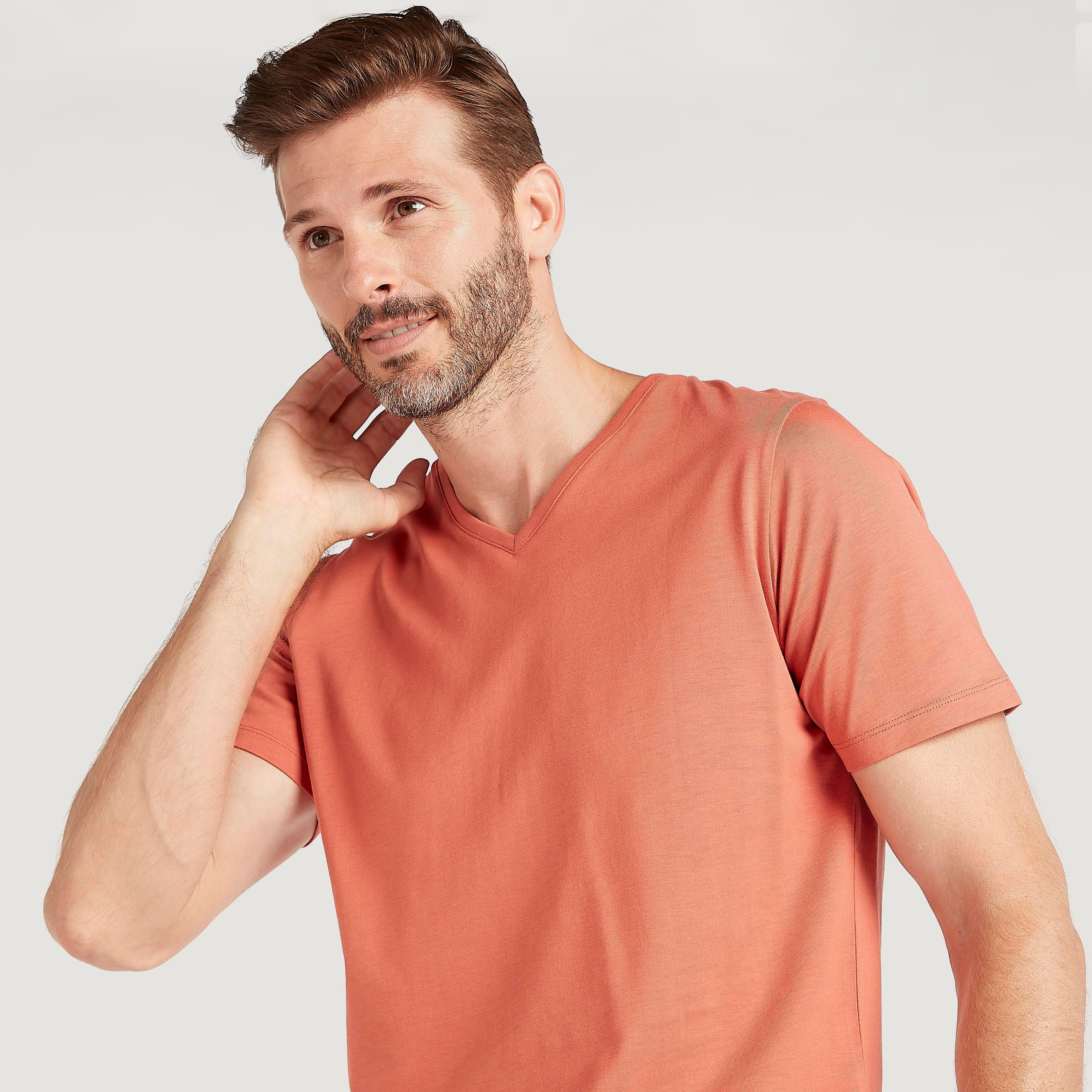 تيشيرت سادة بياقة v وأكمام قصيرة-men-clothing-tshirtsandpolos-tshirts-image-2