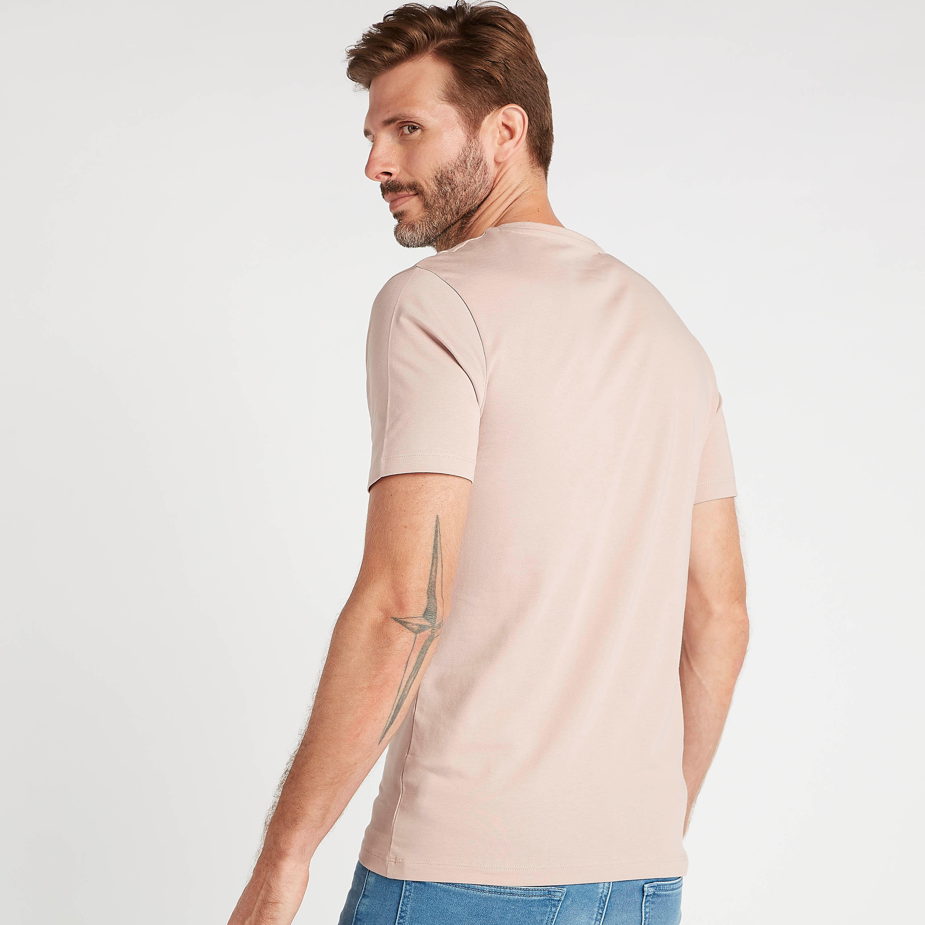 تيشيرت سادة بياقة ضيّقة وأكمام قصيرة-men-clothing-tshirtsandpolos-tshirts-image-2