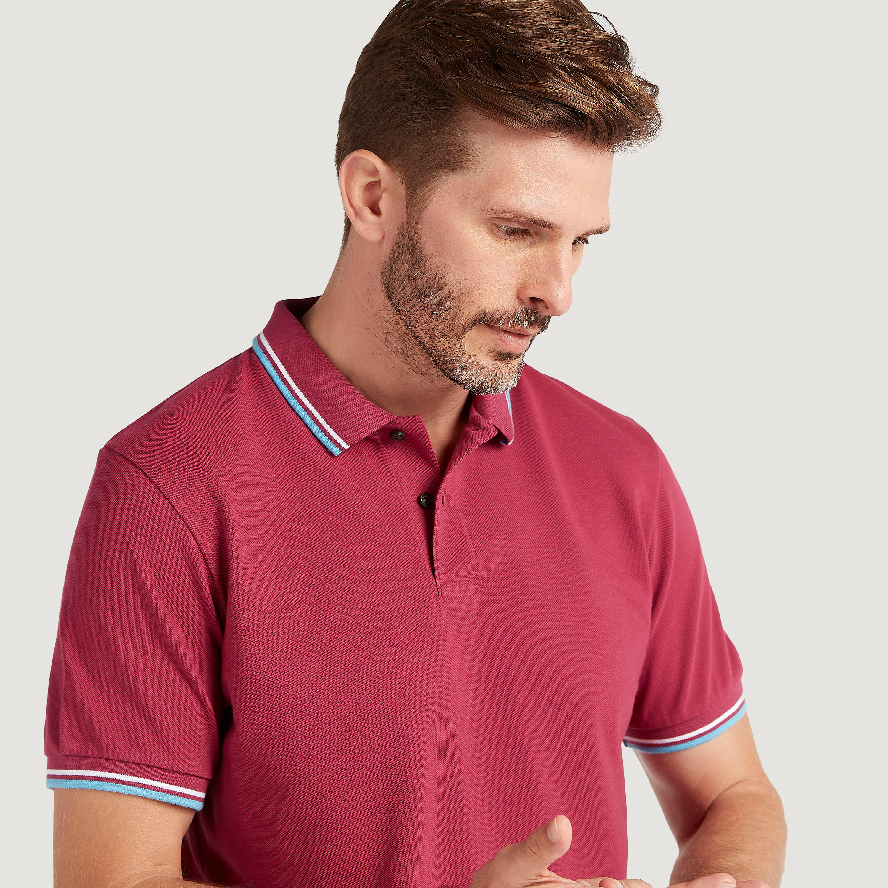 تيشيرت بولو سادة بأكمام قصيرة وتفاصيل خيوط بارزة-men-clothing-tshirtsandpolos-polos-image-2