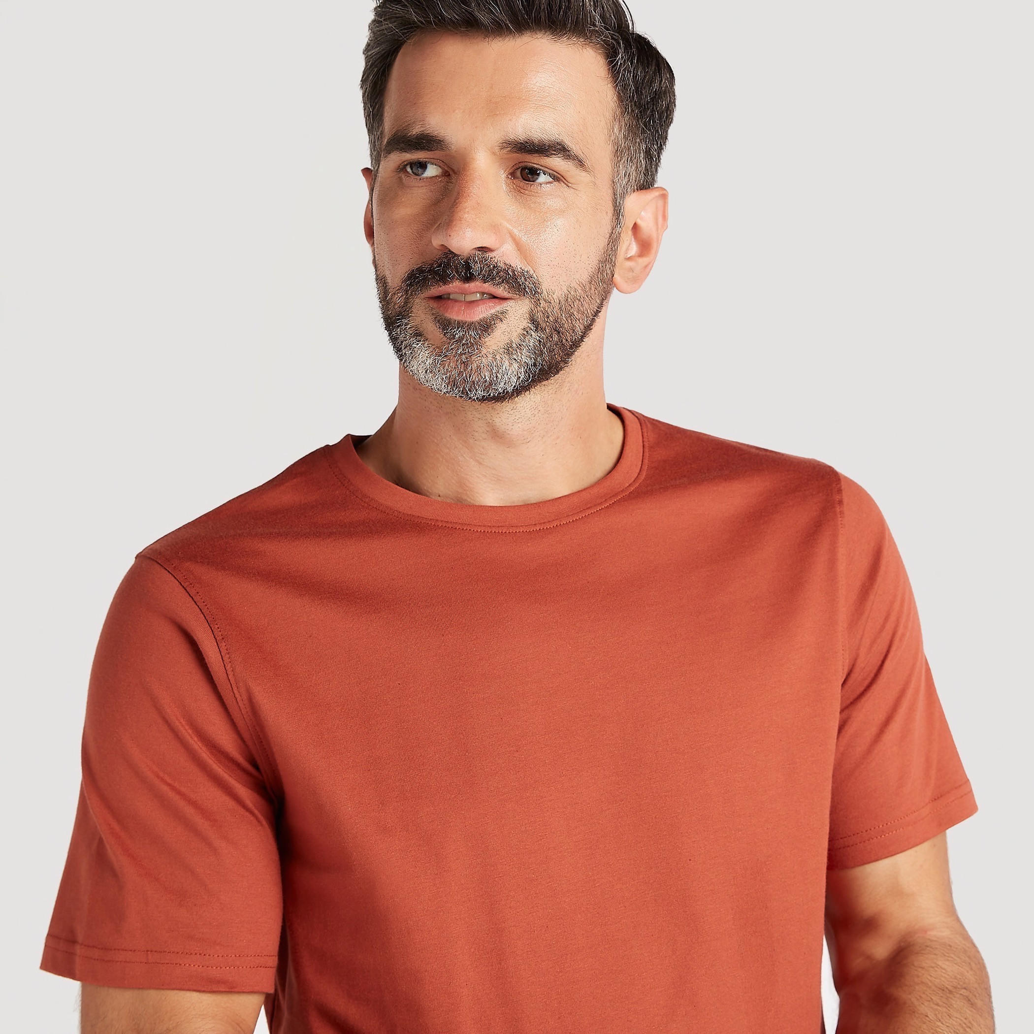 تيشيرت سادة بياقة ضيّقة وأكمام قصيرة-men-clothing-tshirtsandpolos-tshirts-image-3