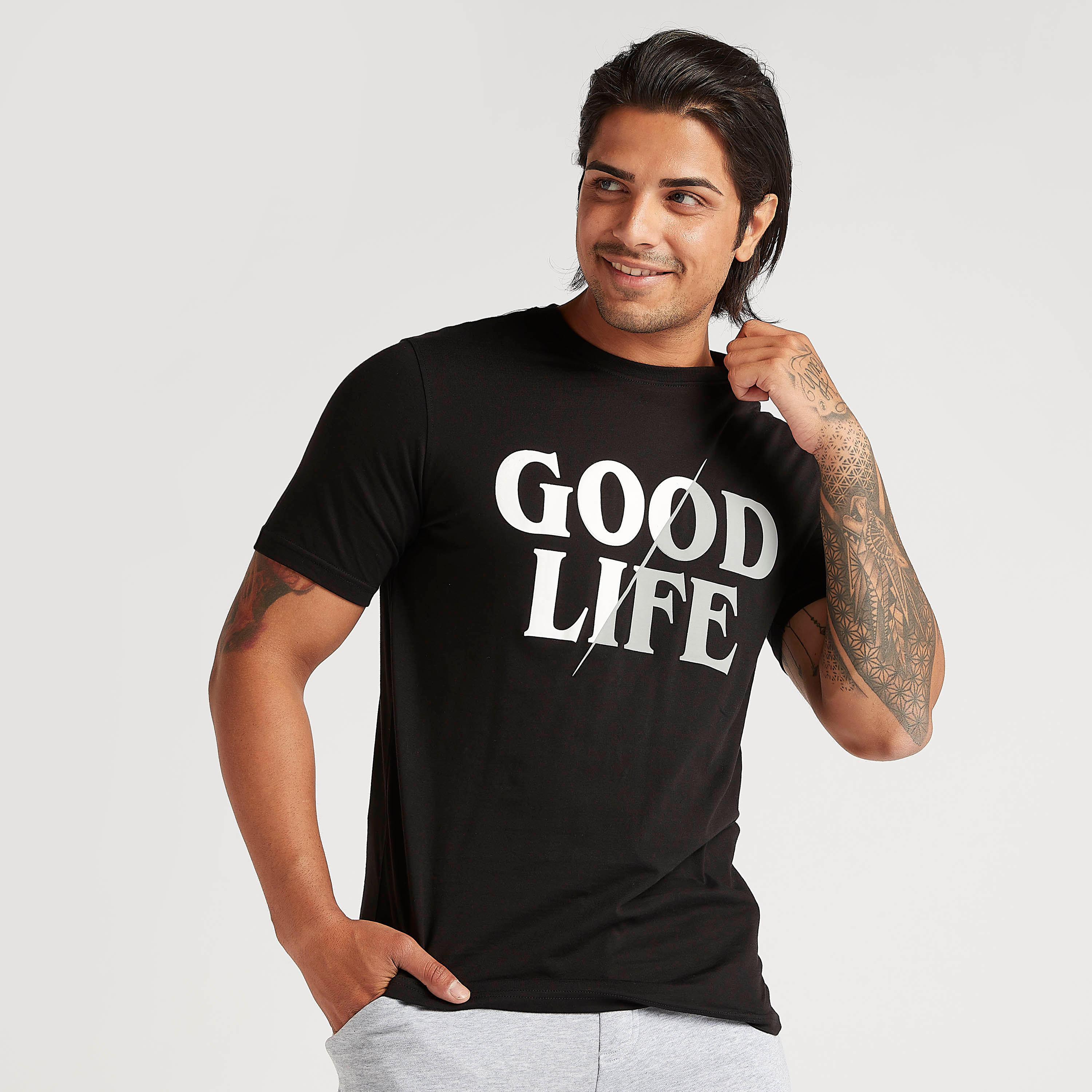 تيشيرت بياقة ضيّقة وأكمام قصيرة وطبعات شعار-men-clothing-tshirtsandpolos-tshirts-image-1