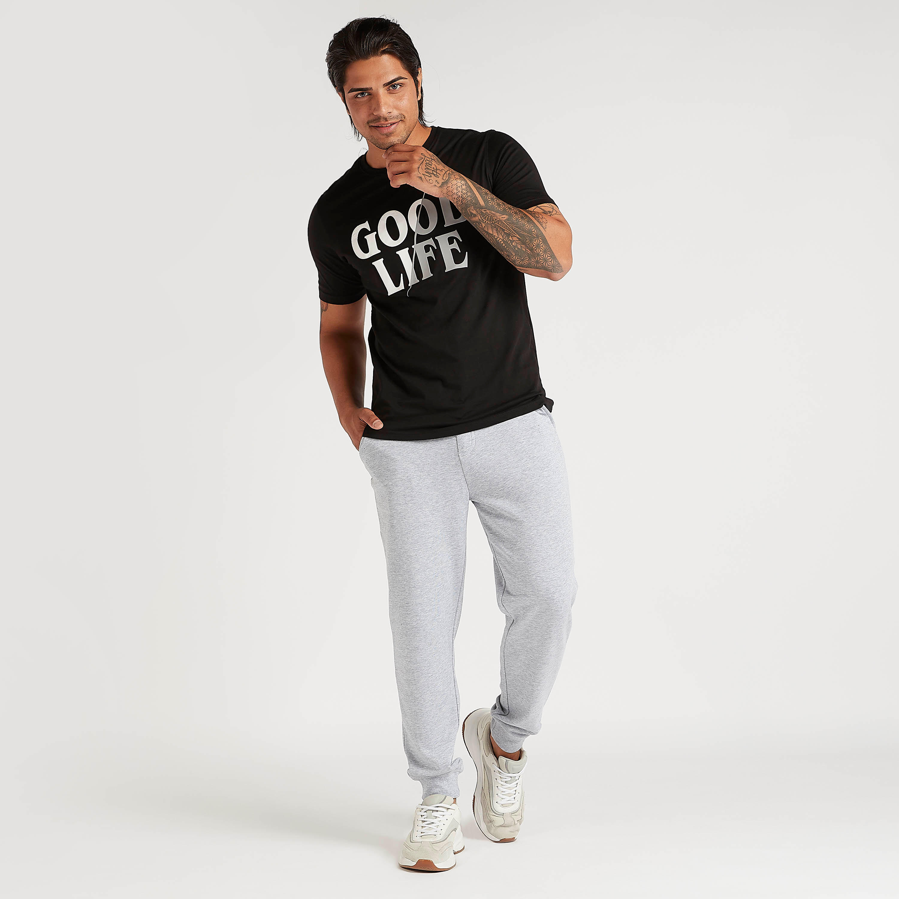 تيشيرت بياقة ضيّقة وأكمام قصيرة وطبعات شعار-men-clothing-tshirtsandpolos-tshirts-image-2