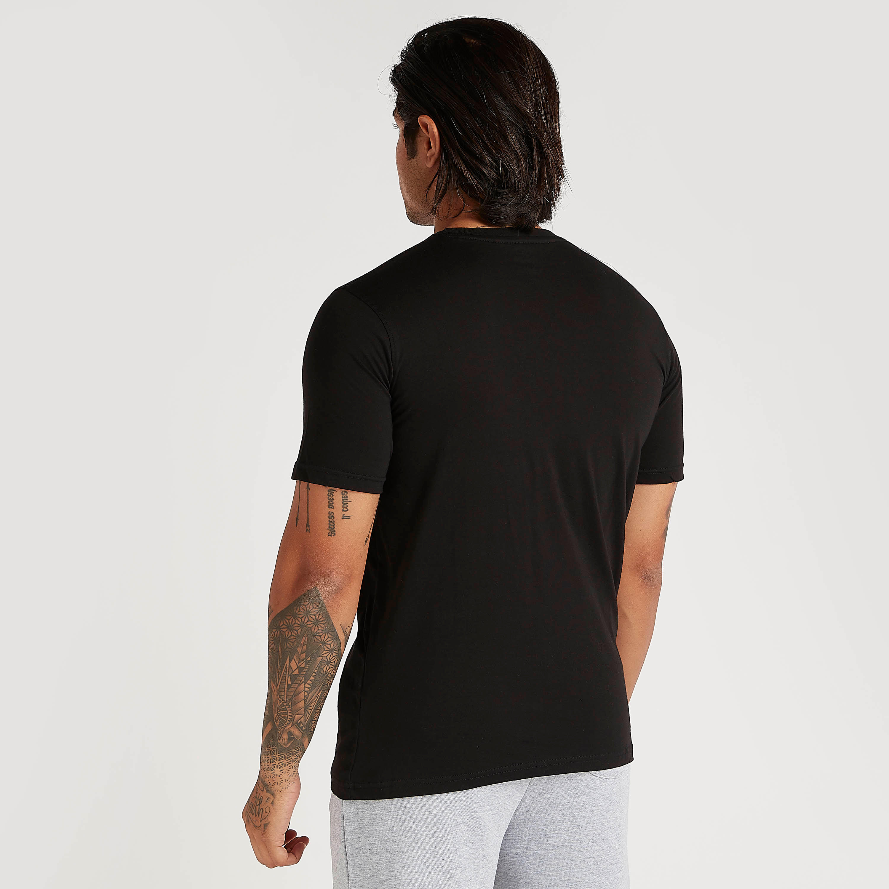 تيشيرت بياقة ضيّقة وأكمام قصيرة وطبعات شعار-men-clothing-tshirtsandpolos-tshirts-image-4