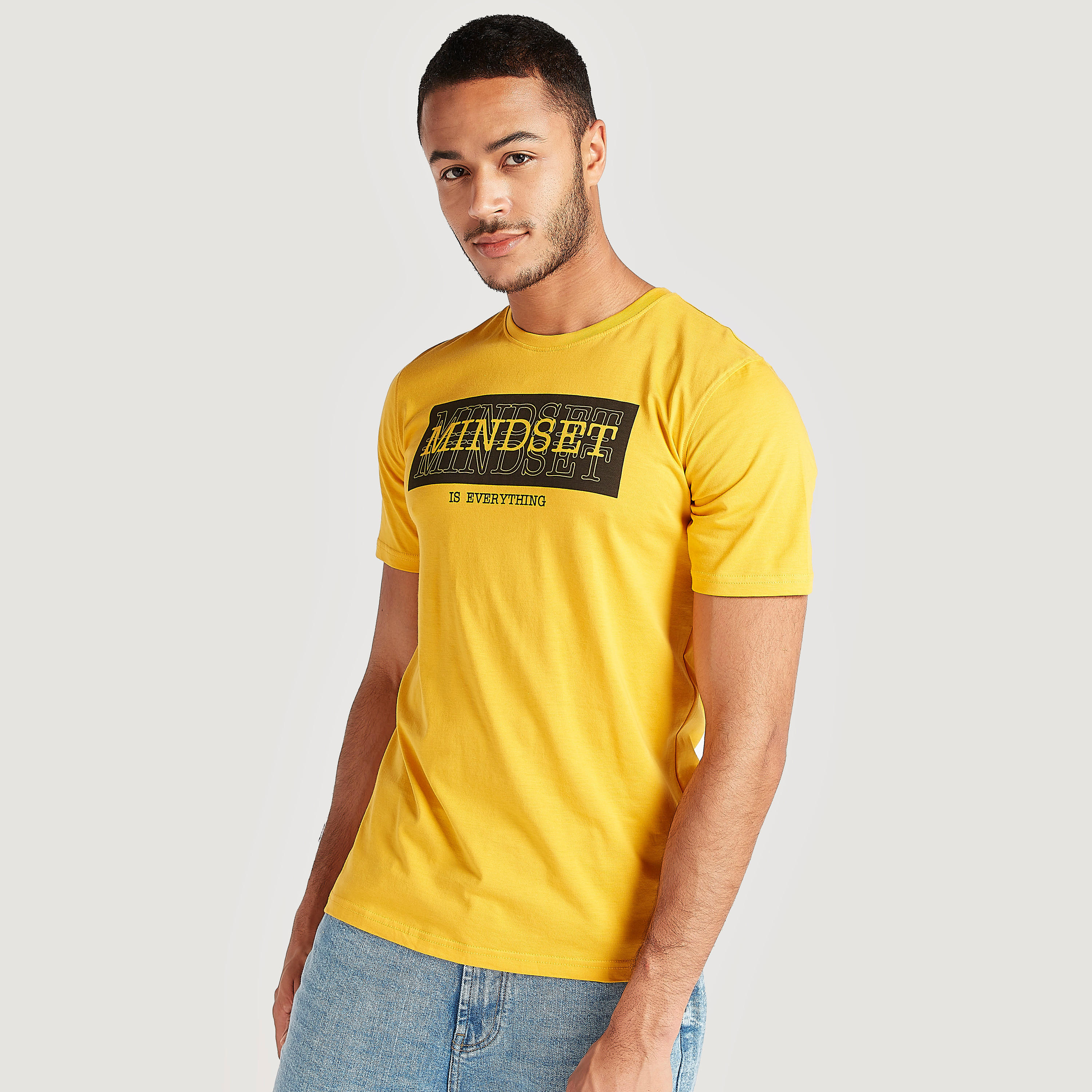 تيشيرت بياقة ضيّقة وأكمام قصيرة وطَبعات تايبوجرافيك-men-clothing-tshirtsandpolos-tshirts-image-1