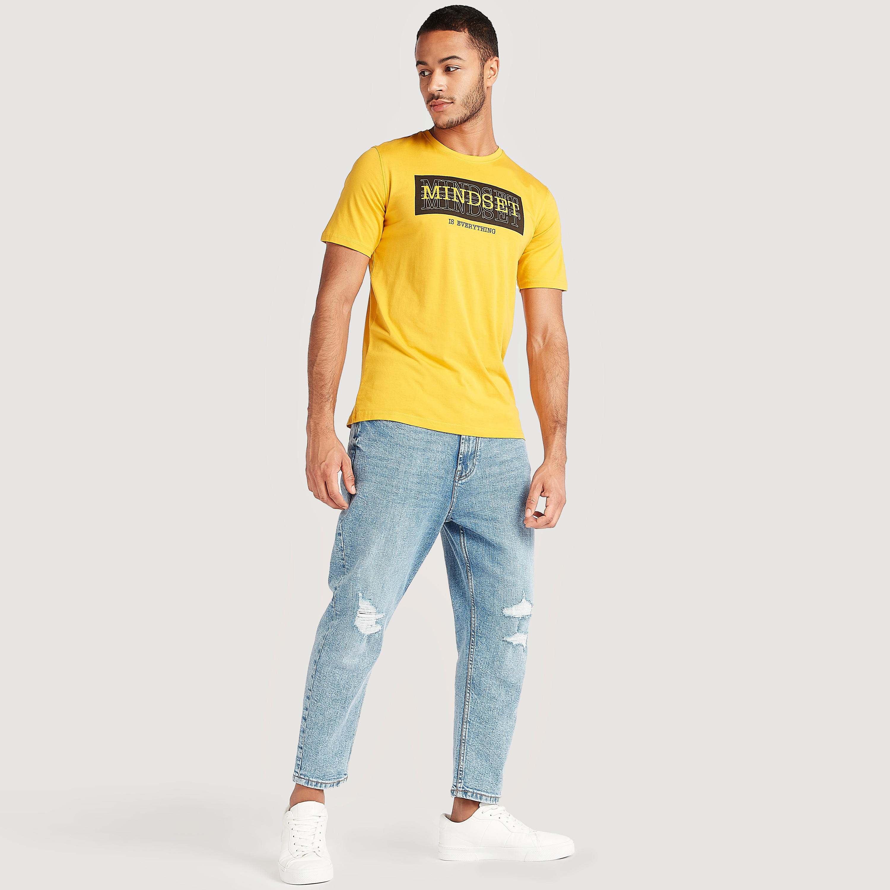 تيشيرت بياقة ضيّقة وأكمام قصيرة وطَبعات تايبوجرافيك-men-clothing-tshirtsandpolos-tshirts-image-2