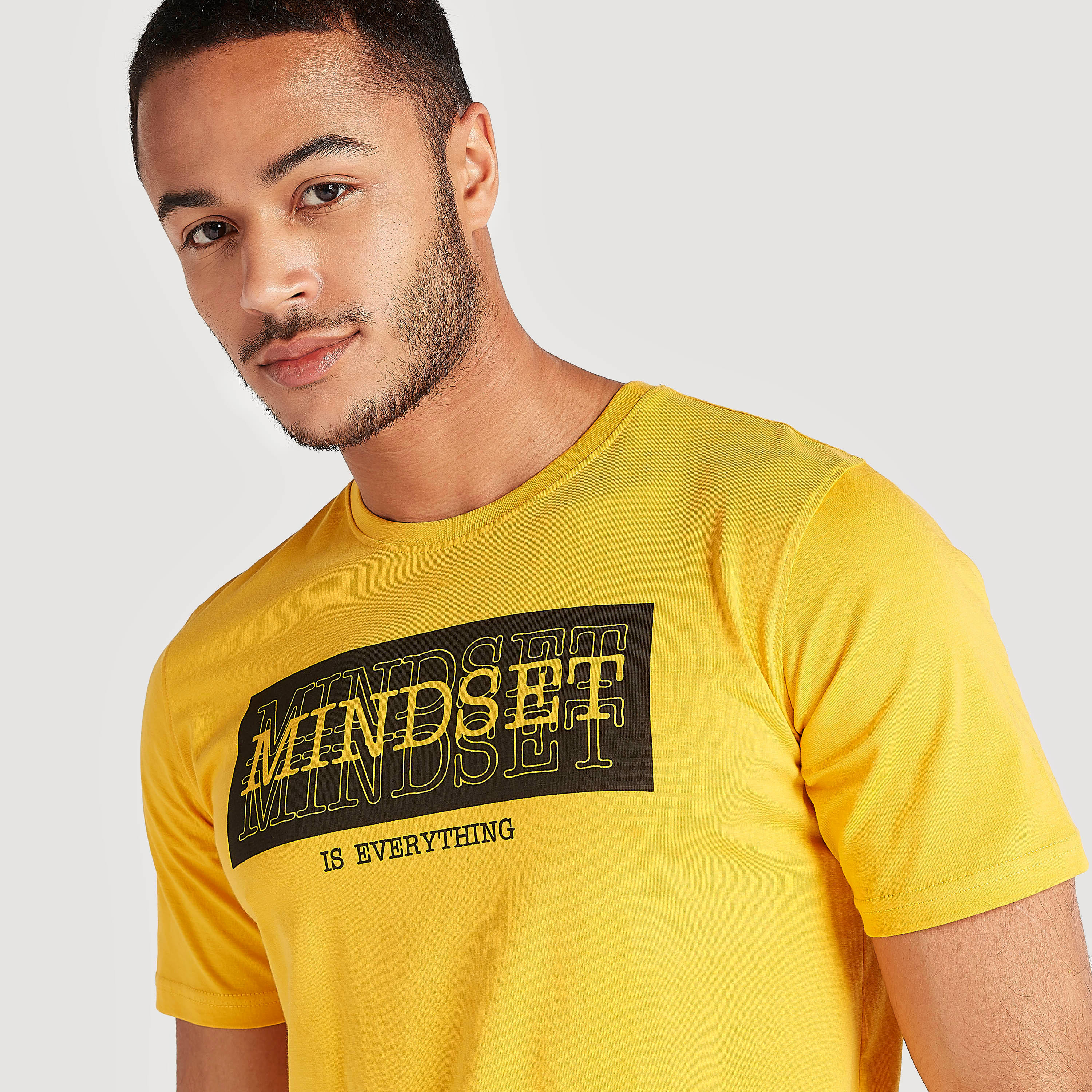 تيشيرت بياقة ضيّقة وأكمام قصيرة وطَبعات تايبوجرافيك-men-clothing-tshirtsandpolos-tshirts-image-3
