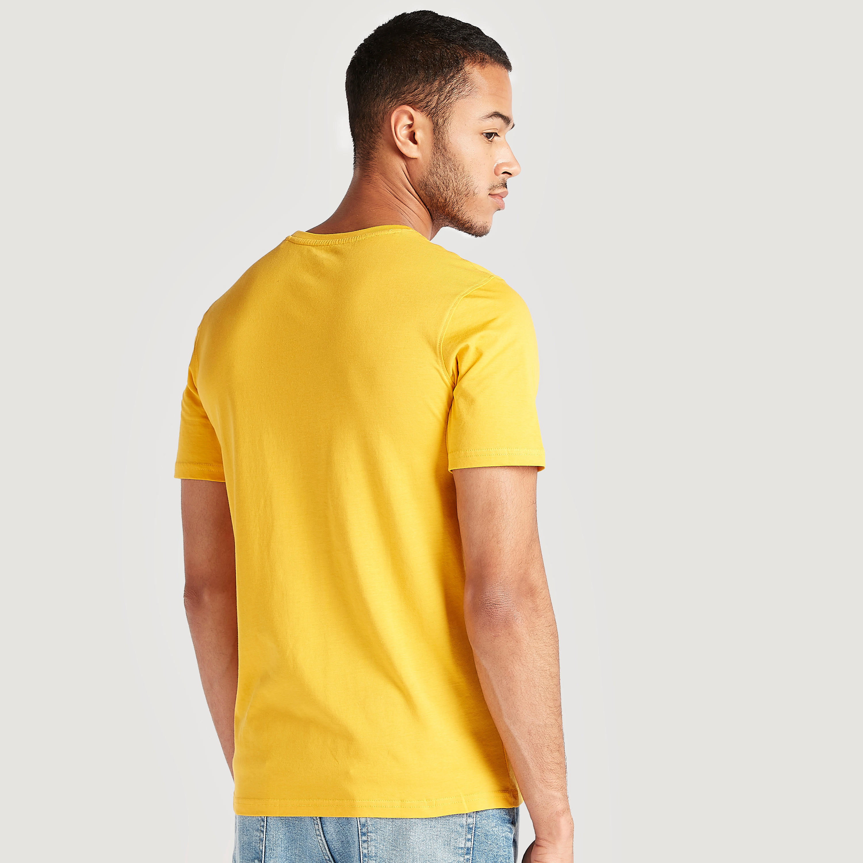 تيشيرت بياقة ضيّقة وأكمام قصيرة وطَبعات تايبوجرافيك-men-clothing-tshirtsandpolos-tshirts-image-4