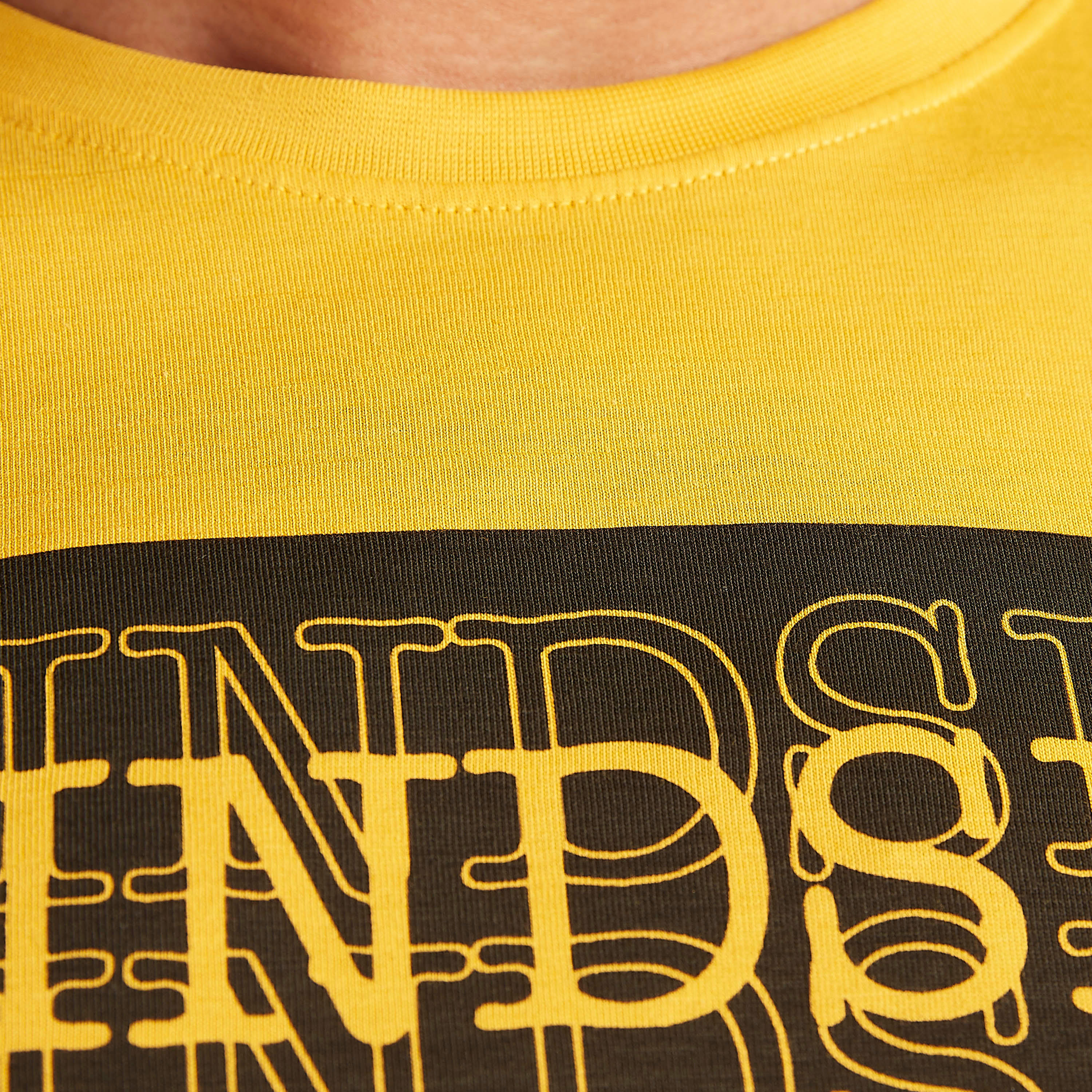 تيشيرت بياقة ضيّقة وأكمام قصيرة وطَبعات تايبوجرافيك-men-clothing-tshirtsandpolos-tshirts-image-5