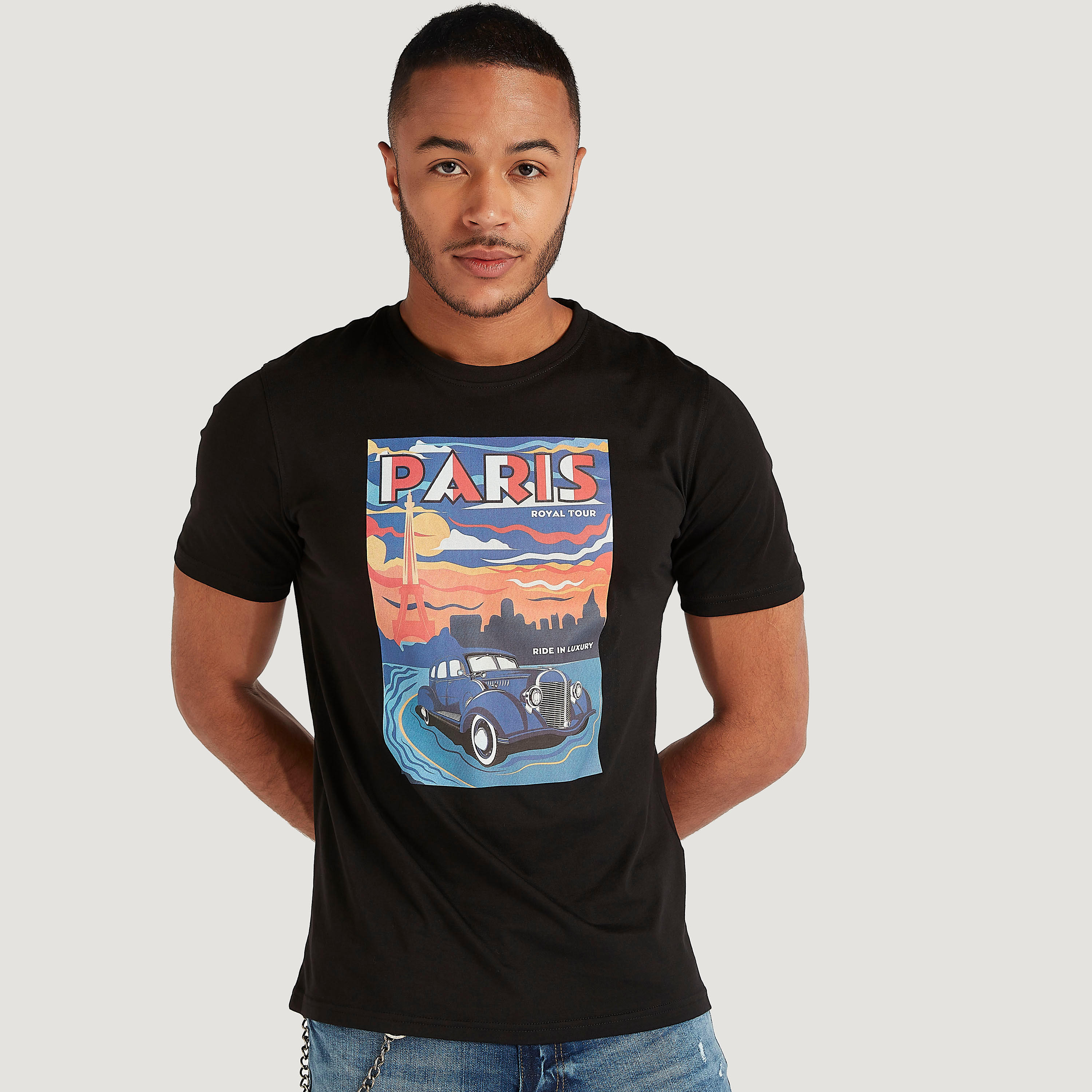 تيشيرت بياقة ضيّقة وأكمام قصيرة وطبعات جرافيك-men-clothing-tshirtsandpolos-tshirts-image-4