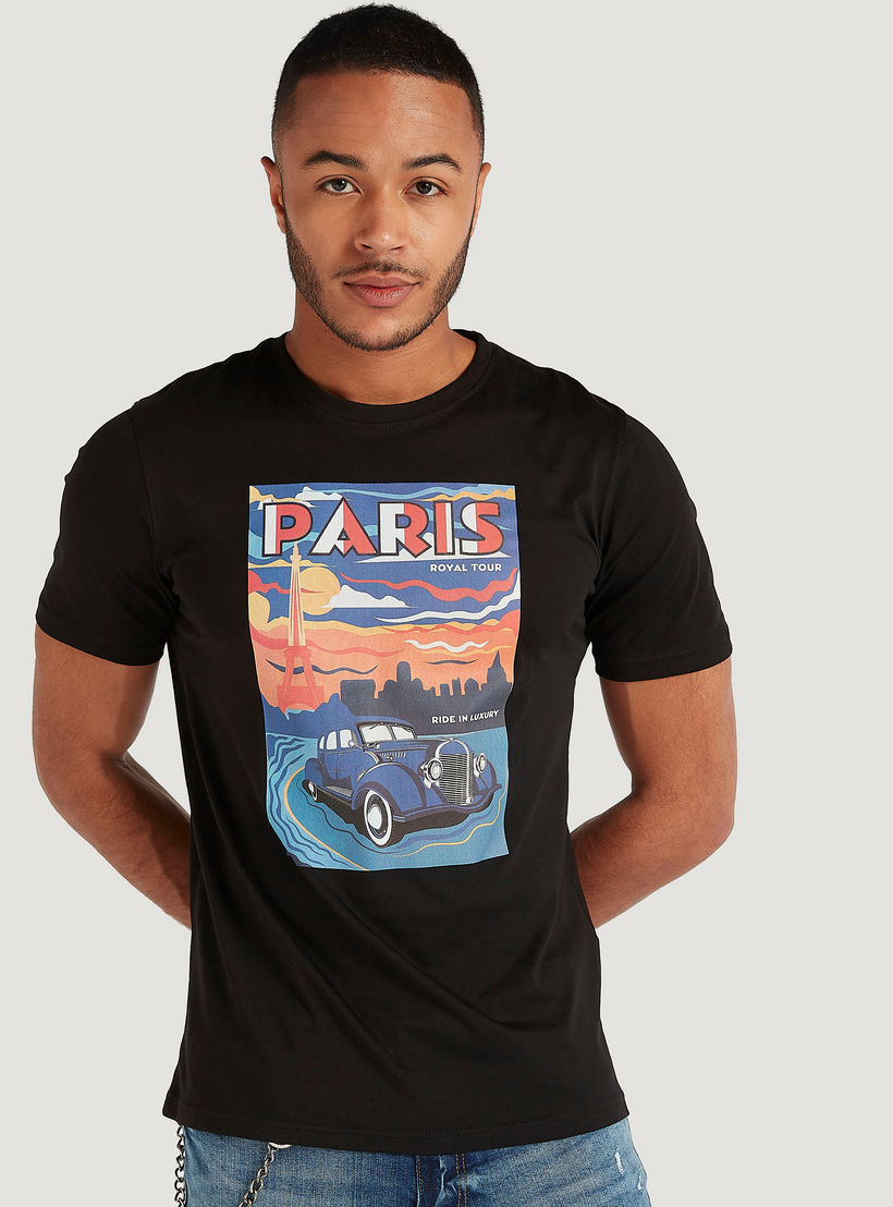 تيشيرت بياقة ضيّقة وأكمام قصيرة وطبعات جرافيك-men-clothing-tshirtsandpolos-tshirts-image-4