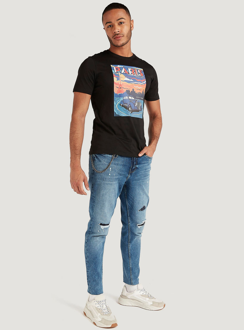 تيشيرت بياقة ضيّقة وأكمام قصيرة وطبعات جرافيك-men-clothing-tshirtsandpolos-tshirts-image-3