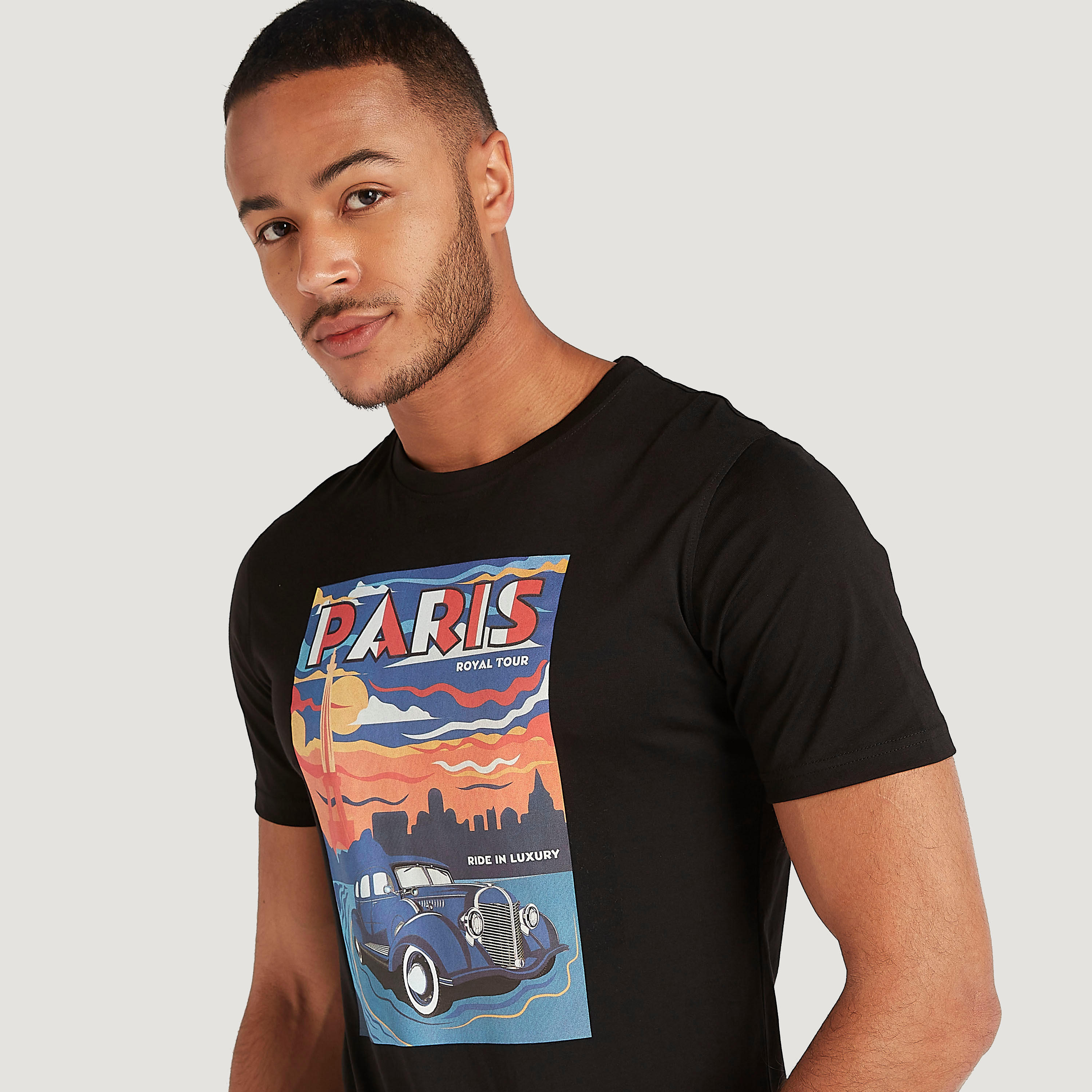 تيشيرت بياقة ضيّقة وأكمام قصيرة وطبعات جرافيك-men-clothing-tshirtsandpolos-tshirts-image-2