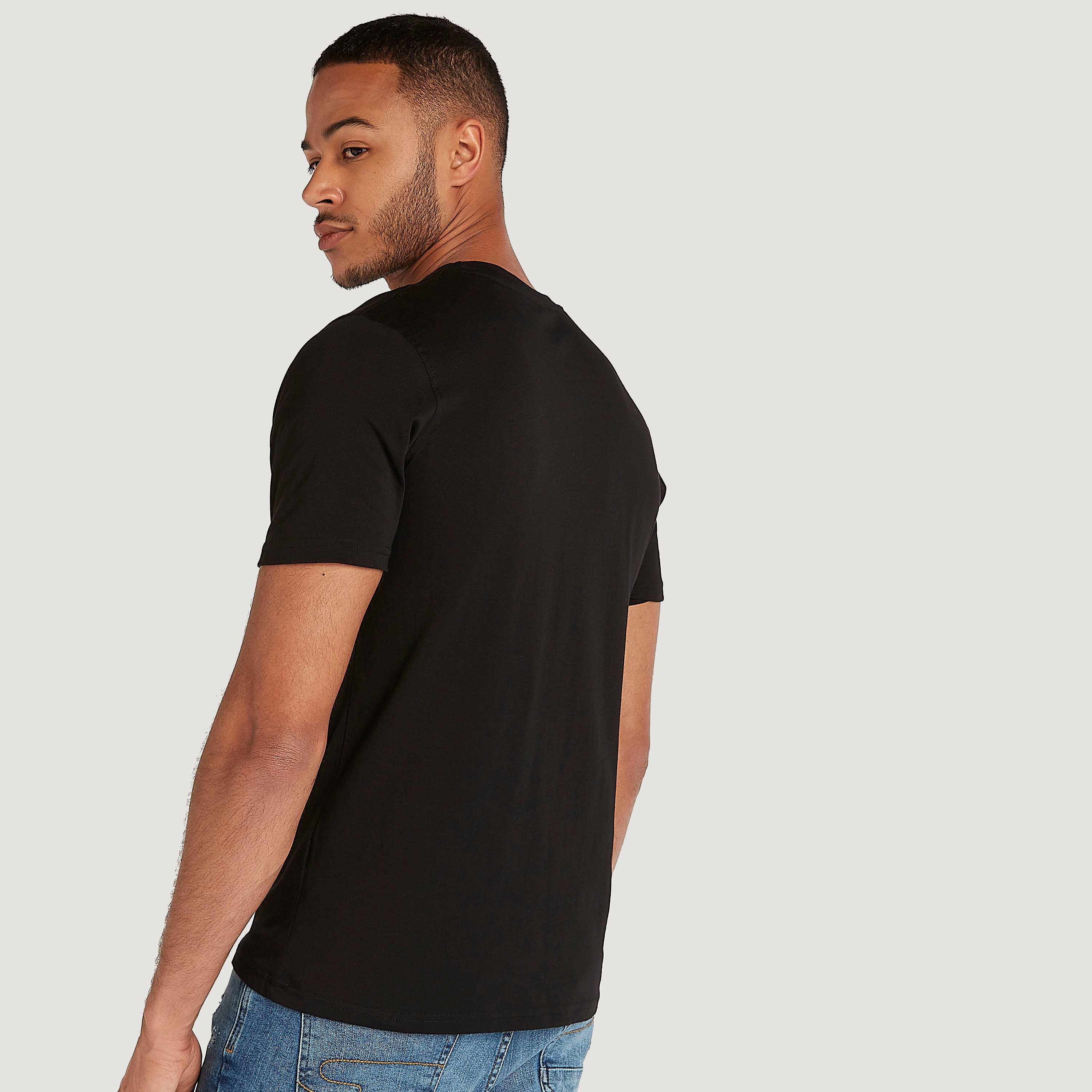 تيشيرت بياقة ضيّقة وأكمام قصيرة وطبعات جرافيك-men-clothing-tshirtsandpolos-tshirts-image-1