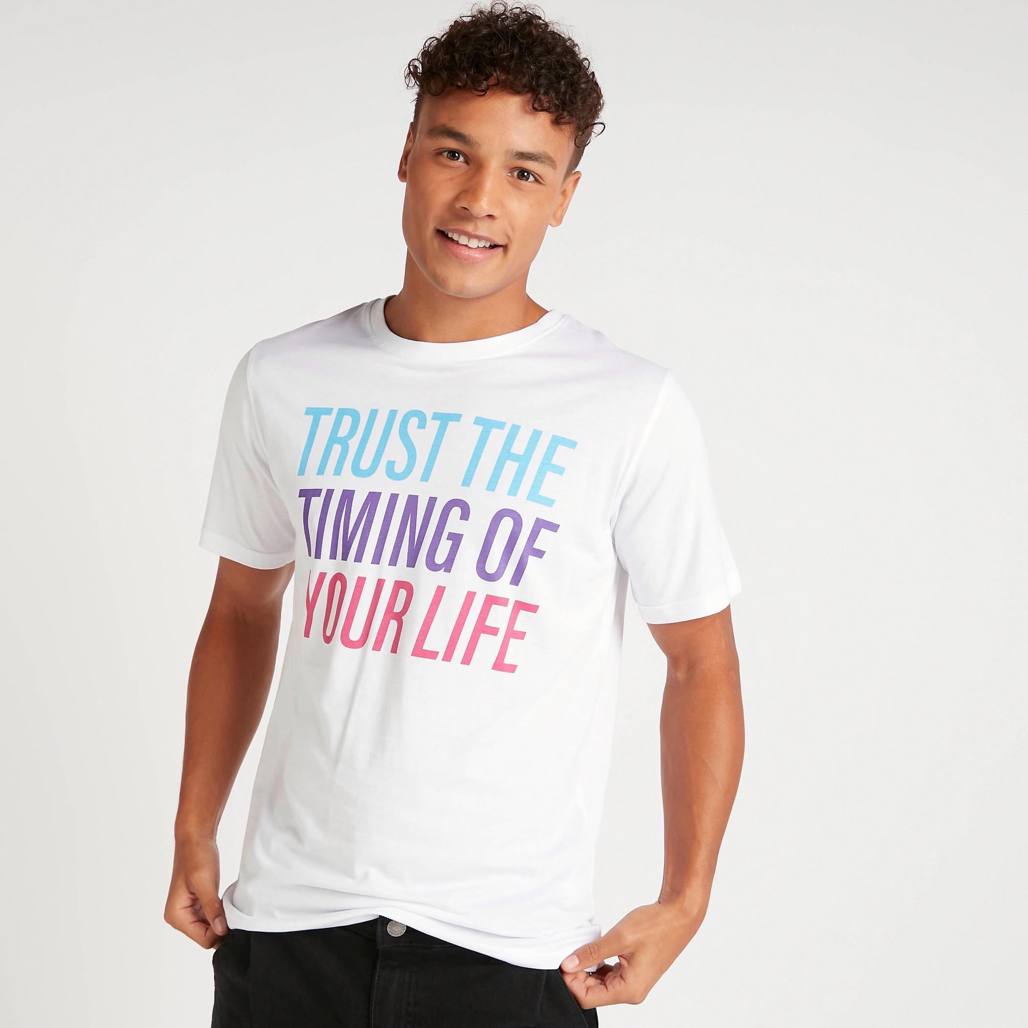تيشيرت بياقة ضيّقة وأكمام قصيرة وطبعات تايبوجرافيك-men-clothing-tshirtsandpolos-tshirts-image-1