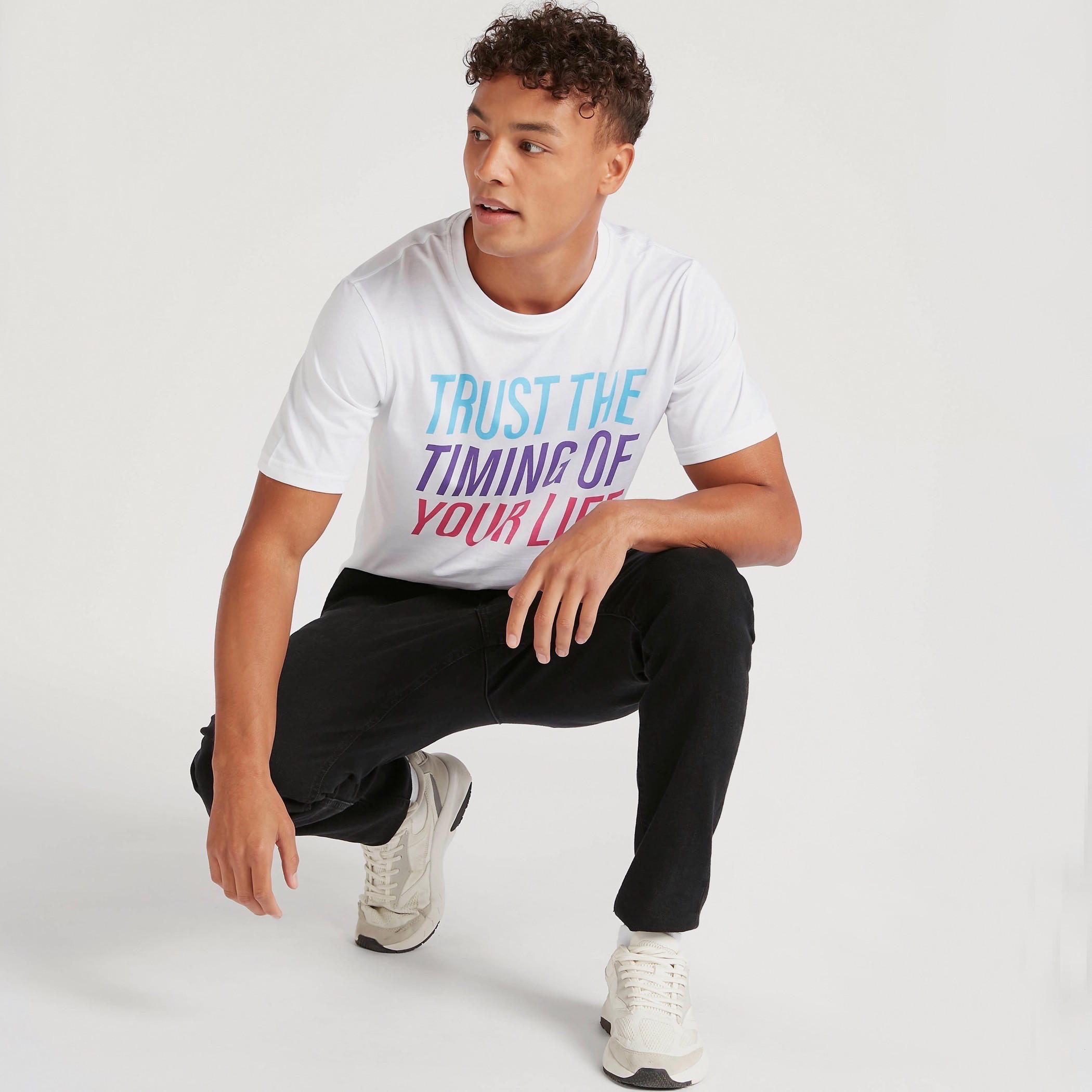 تيشيرت بياقة ضيّقة وأكمام قصيرة وطبعات تايبوجرافيك-men-clothing-tshirtsandpolos-tshirts-image-2