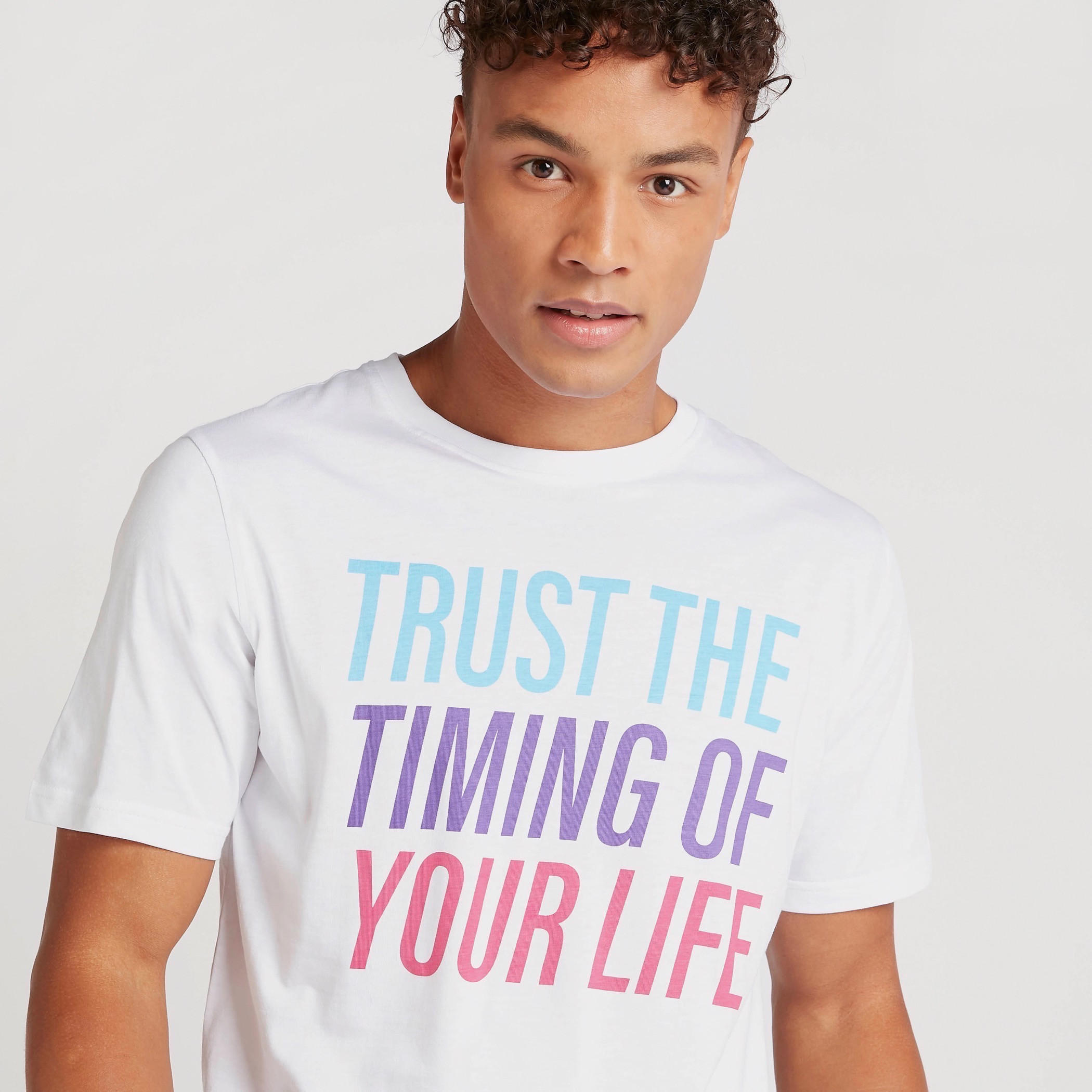 تيشيرت بياقة ضيّقة وأكمام قصيرة وطبعات تايبوجرافيك-men-clothing-tshirtsandpolos-tshirts-image-3