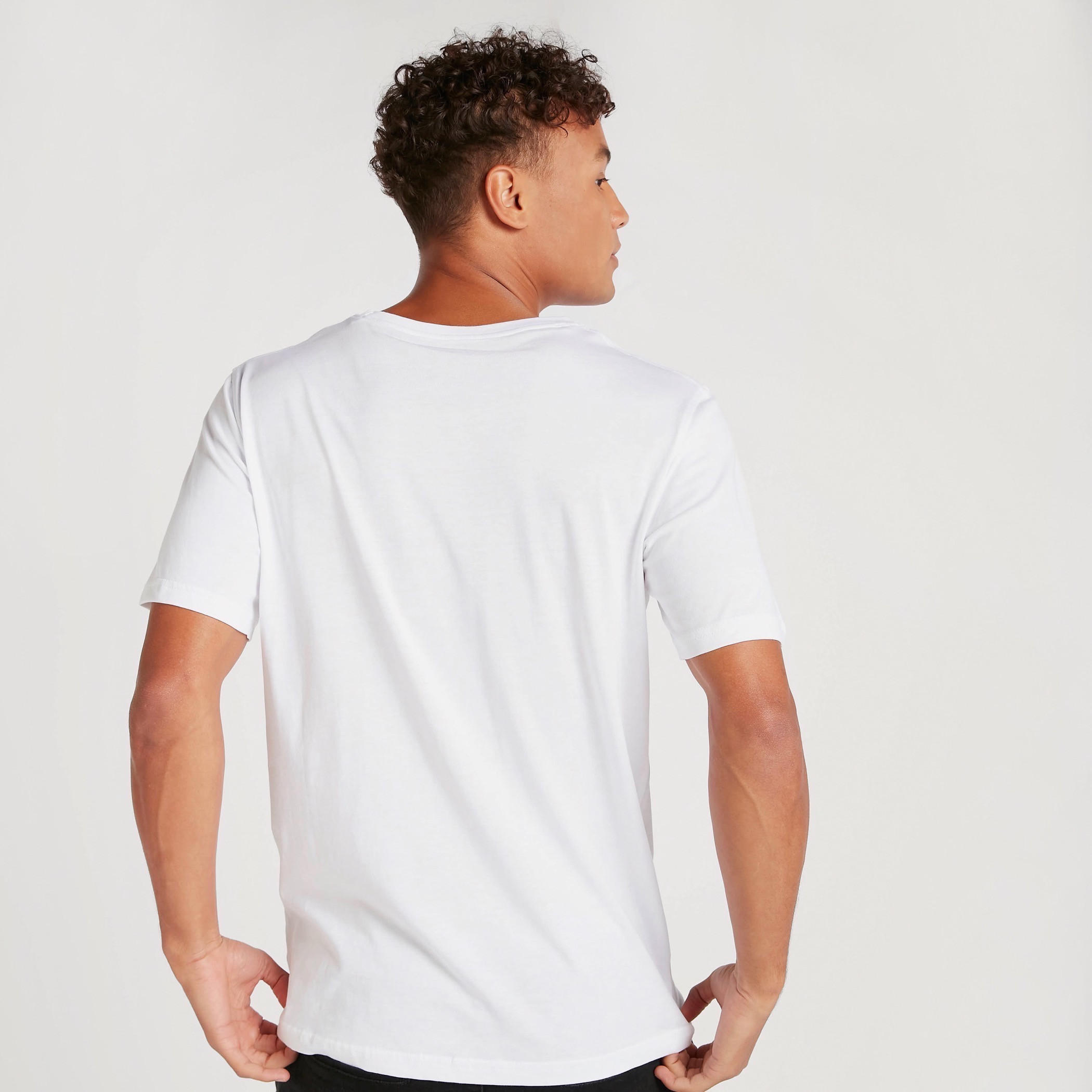 تيشيرت بياقة ضيّقة وأكمام قصيرة وطبعات تايبوجرافيك-men-clothing-tshirtsandpolos-tshirts-image-4